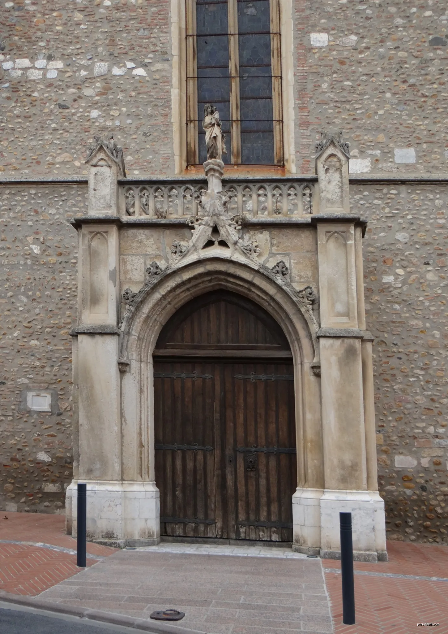 Portail de l'église Saint-Cirq et Sainte-Julitte, Pia, Pyrénées-Orientales, France. | Autor: Wayne77 | Licencja: CC BY-SA 4.0 | Źródło: Wikimedia Commons