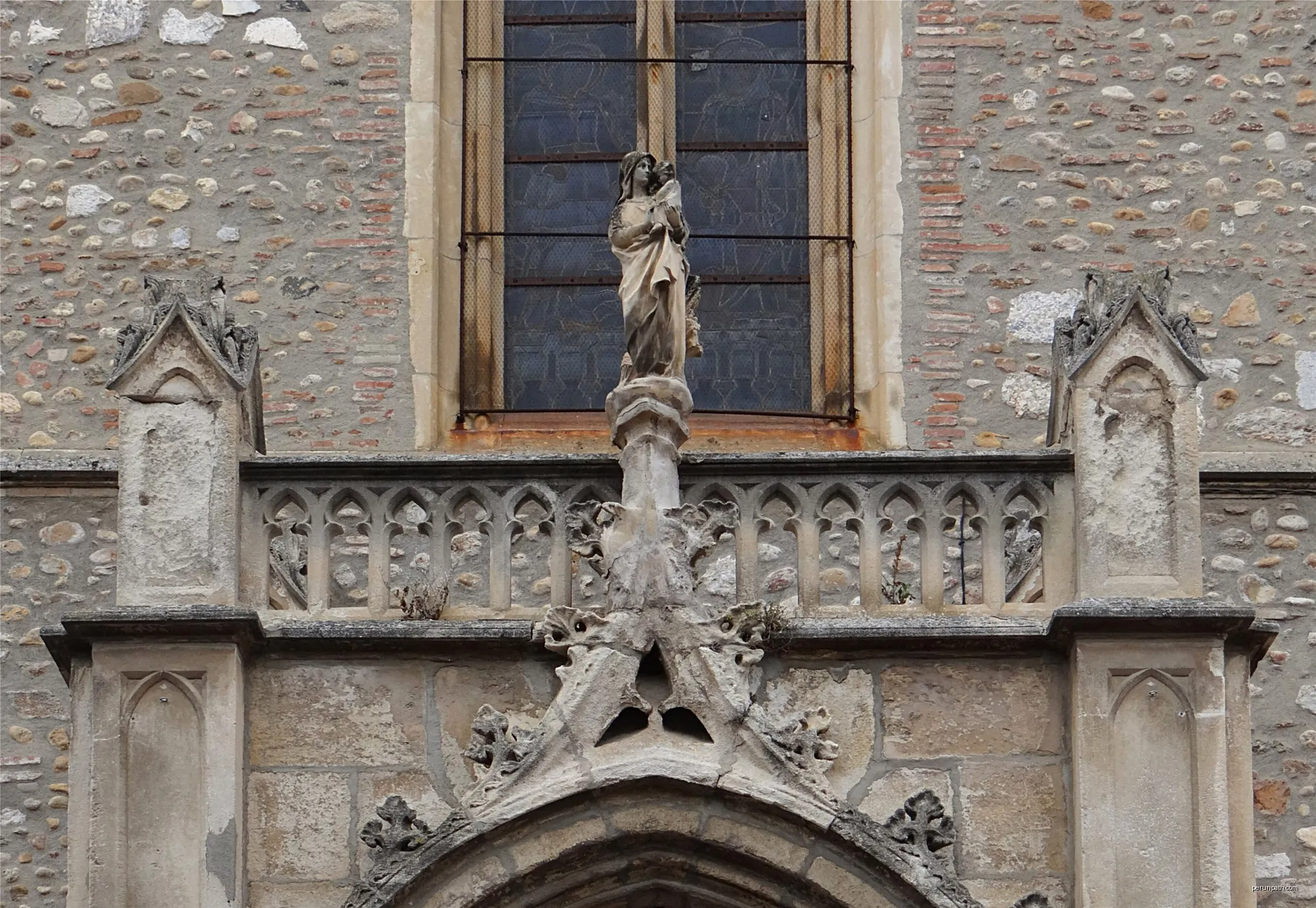 Détail de la partie supérieure du portail de l'église Saint-Cirq et Sainte-Julitte, Pia, Pyrénées-Orientales, France. | Autor: Wayne77 | Licencja: CC BY-SA 4.0 | Źródło: Wikimedia Commons