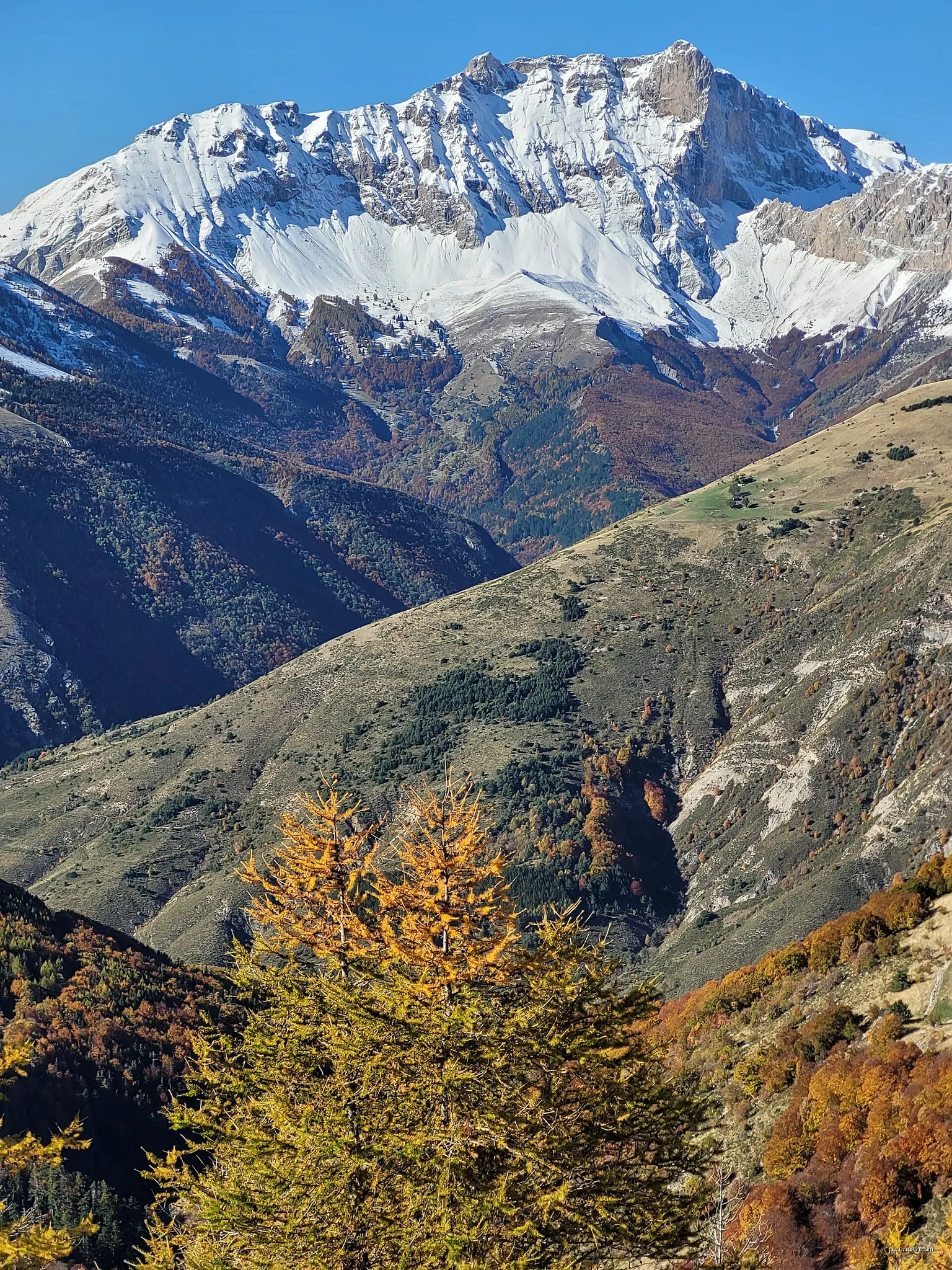 The "pic de Bure"  (2703 m)  viewed from the "montagne de Charance", Hautes Alpes, France | Autor: Pline | Licencja: CC BY-SA 4.0 | Źródło: Wikimedia Commons