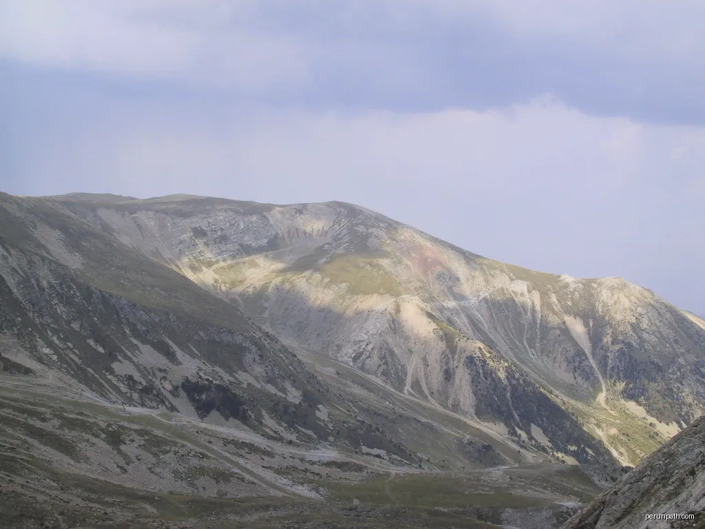 This is a a photo of an emblematic summit in Catalonia, Spain, with id: | Autor: pere prlpz | Licencja: CC BY-SA 3.0 | Źródło: Wikimedia Commons