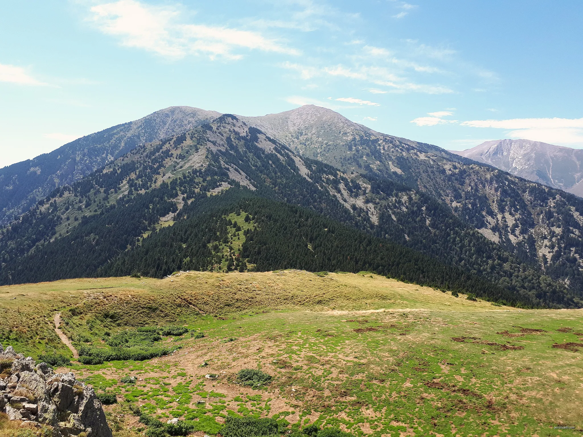 View from the east. Gallinasse is the peak in the centre. On the far right: Crête de Barbet. | Autor: Alan Mattingly | Licencja: CC0 | Źródło: Wikimedia Commons