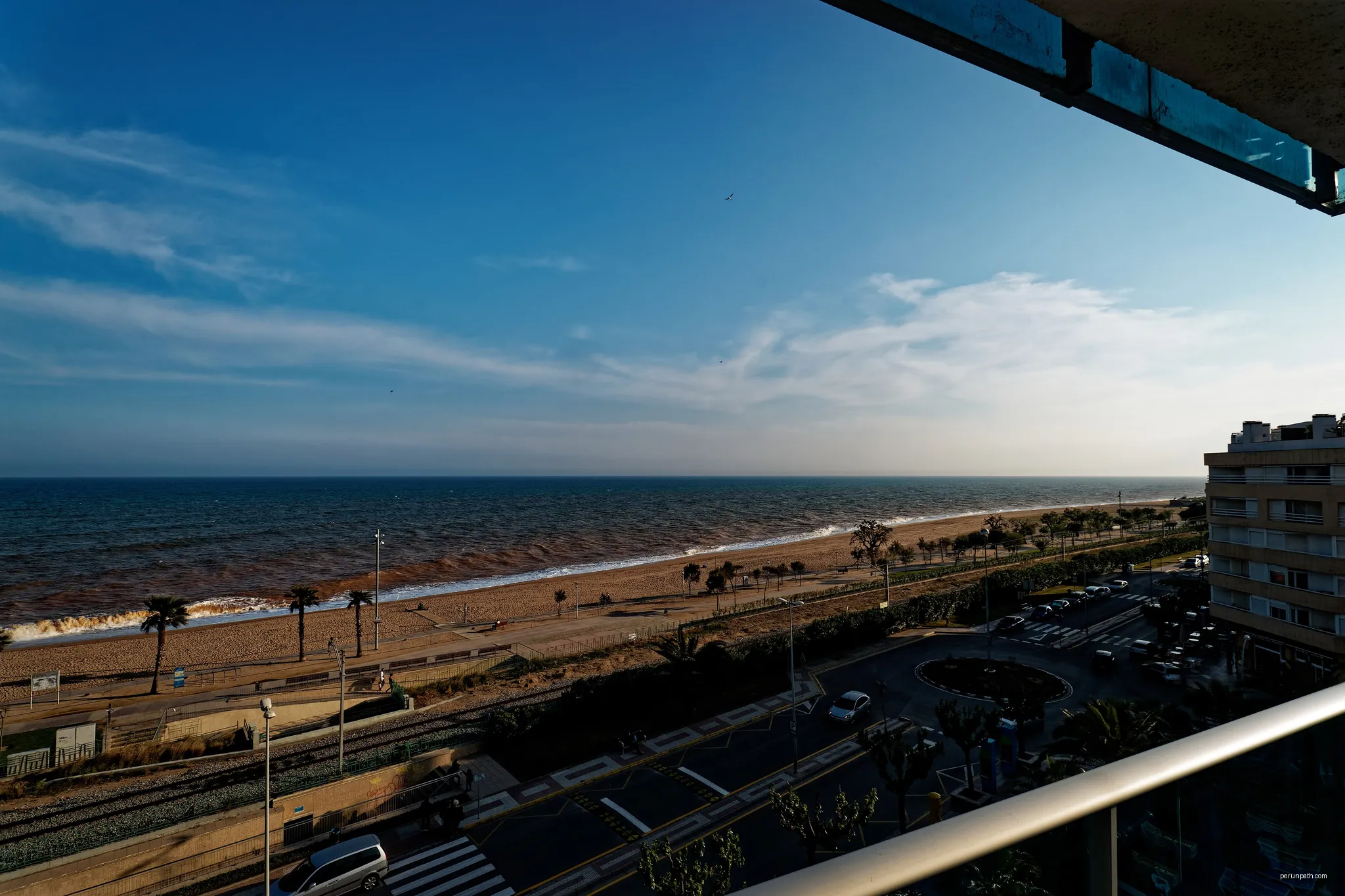 Pineda de Mar - Passeig Maritim - Taurus Park Hotel - View on the beach of the Mediterranean Sea | Autor: Txllxt TxllxT | Licencja: CC BY-SA 4.0 | Źródło: Wikimedia Commons