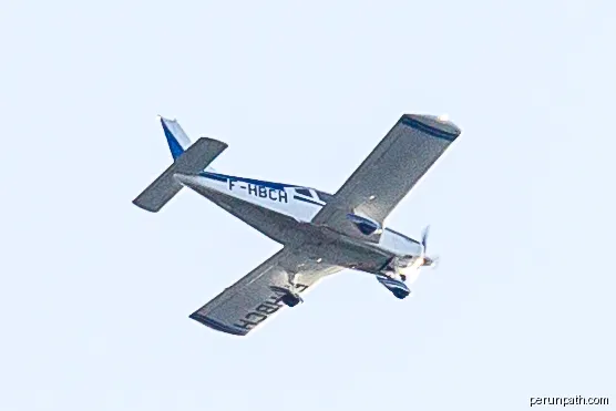 Piper PA-28-180 - F-HBCH - over Esparron-de-Verdon | Autor: Raimond Spekking | Licencja: CC BY-SA 4.0 | Źródło: Wikimedia Commons