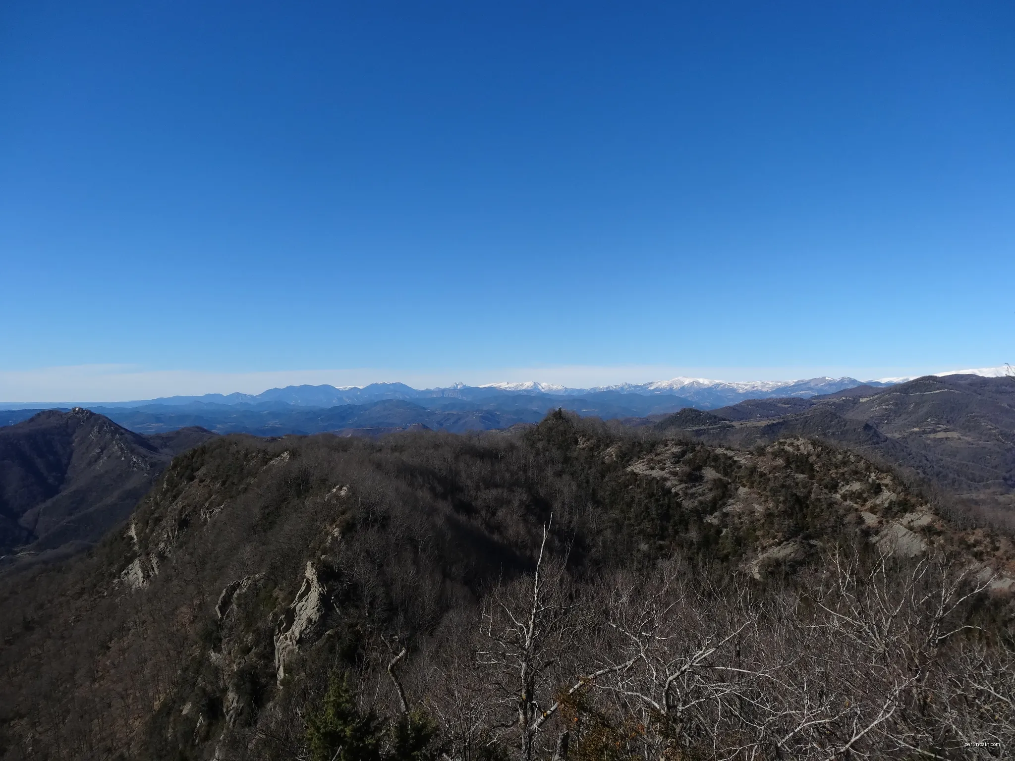 Pirineus des del Puig Curull, Sant Pere de Torelló (febrer 2013) | Autor: EliziR | Licencja: CC BY-SA 3.0 | Źródło: Wikimedia Commons