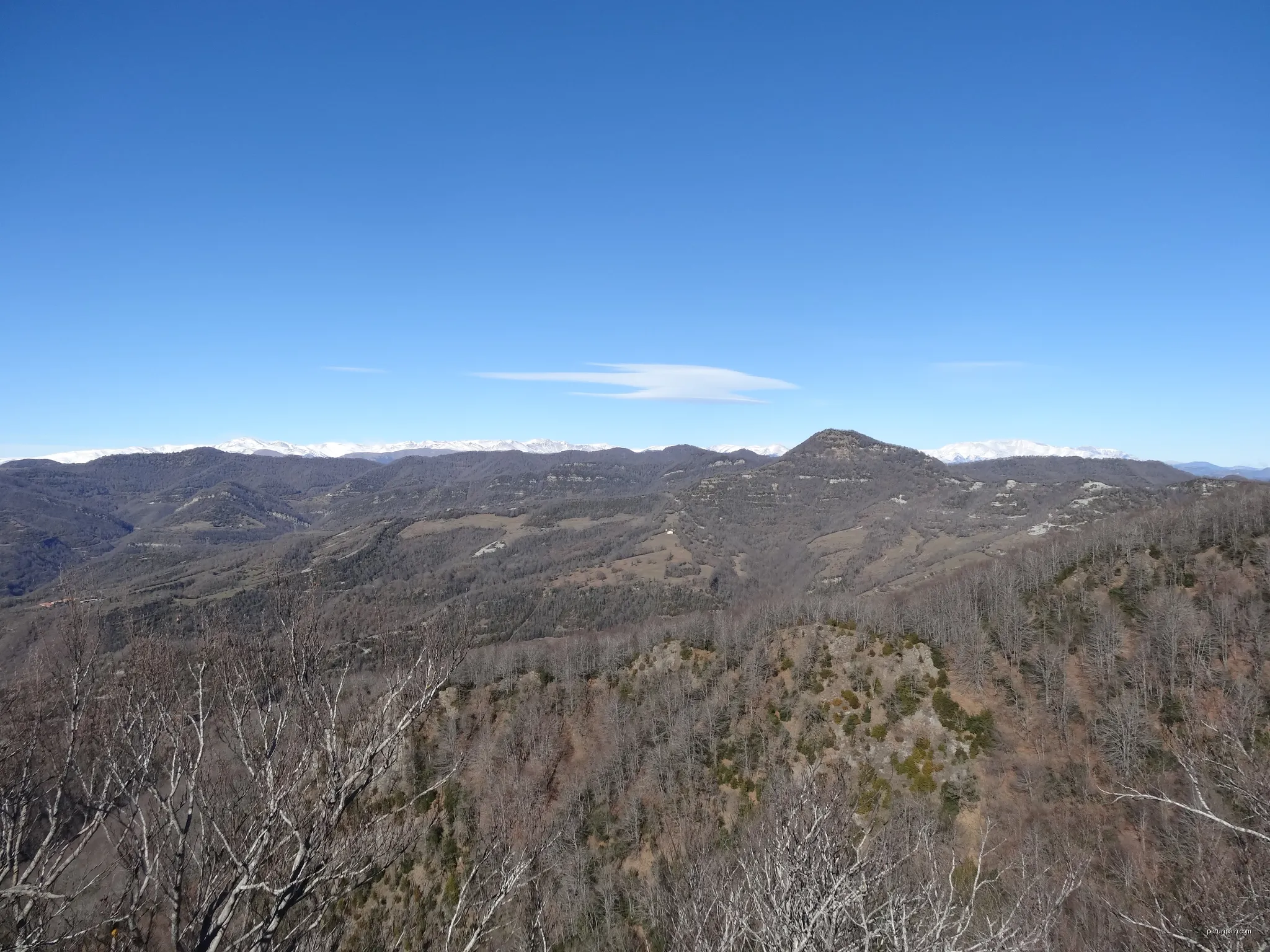 Pirineus des del Puig de l'Àliga, Sant Pere de Torelló (febrer 2013) | Autor: EliziR | Licencja: CC BY-SA 3.0 | Źródło: Wikimedia Commons