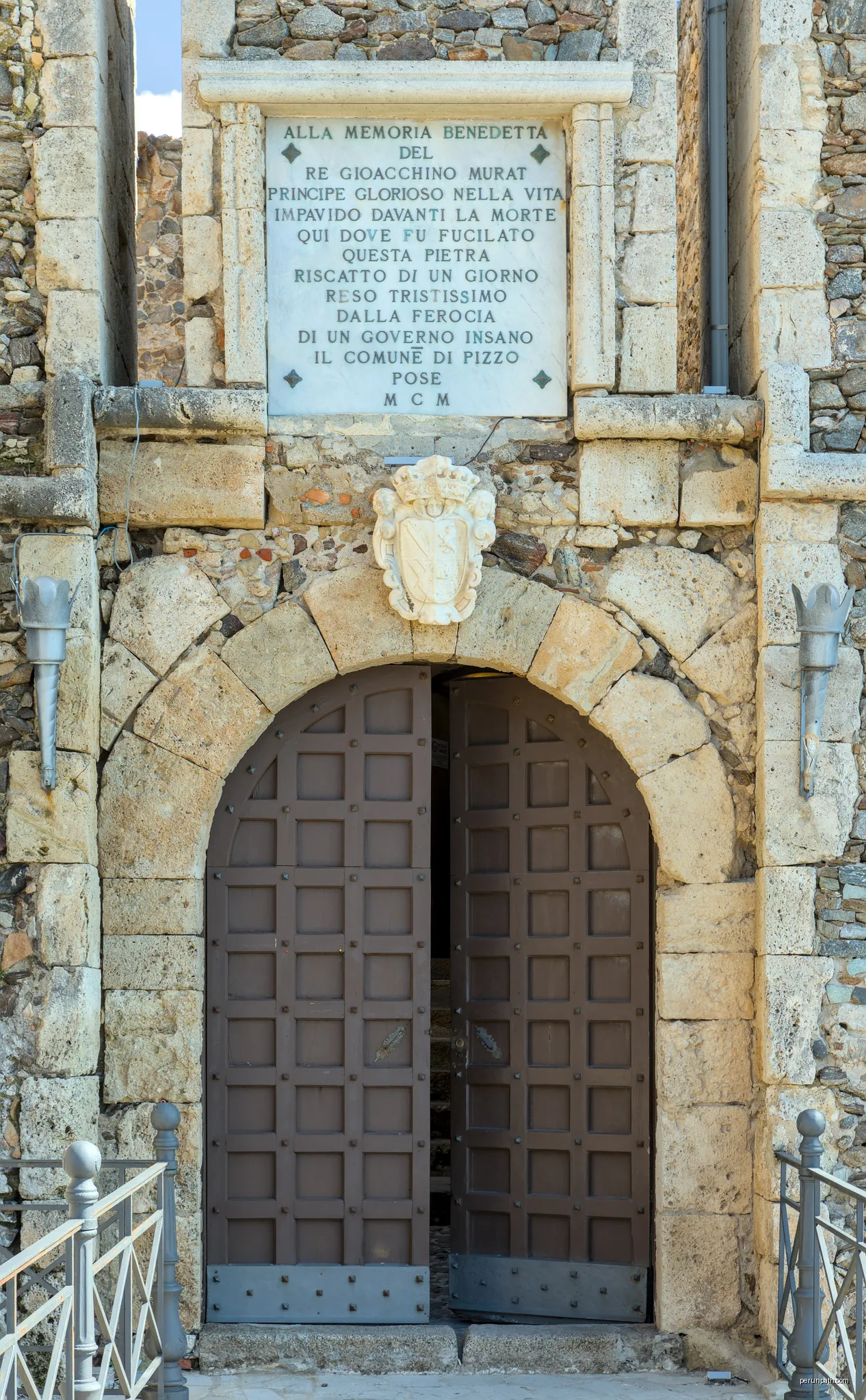 Pizzo (Calabria, Italy) - Portal of the Murat castle | Autor: Benjamin Smith | Licencja: CC BY-SA 4.0 | Źródło: Wikimedia Commons