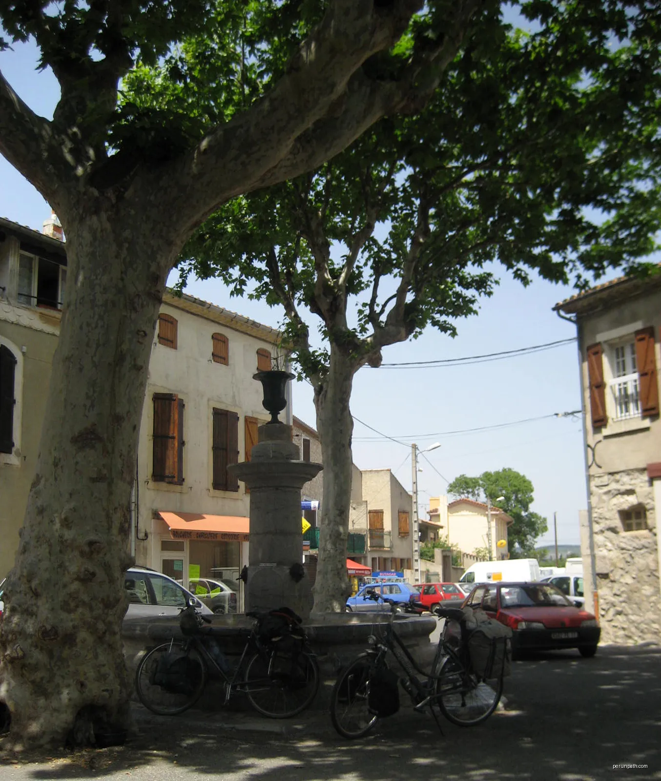 Place de la Mairie, Peyriac-de-Mer (département de l'Aude, France) | Autor: Maarten Sepp | Licencja: CC BY-SA 3.0 | Źródło: Wikimedia Commons