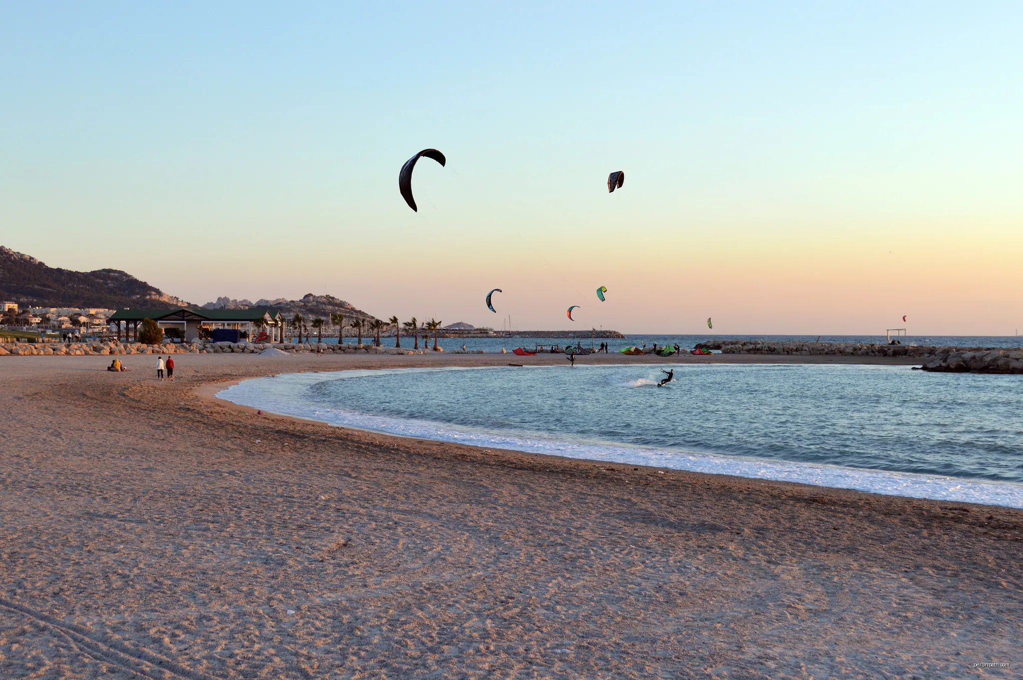 Plage de Bonneveine at dusk, Marseille, 2015 | Autor: DimiTalen | Licencja: CC0 | Źródło: Wikimedia Commons