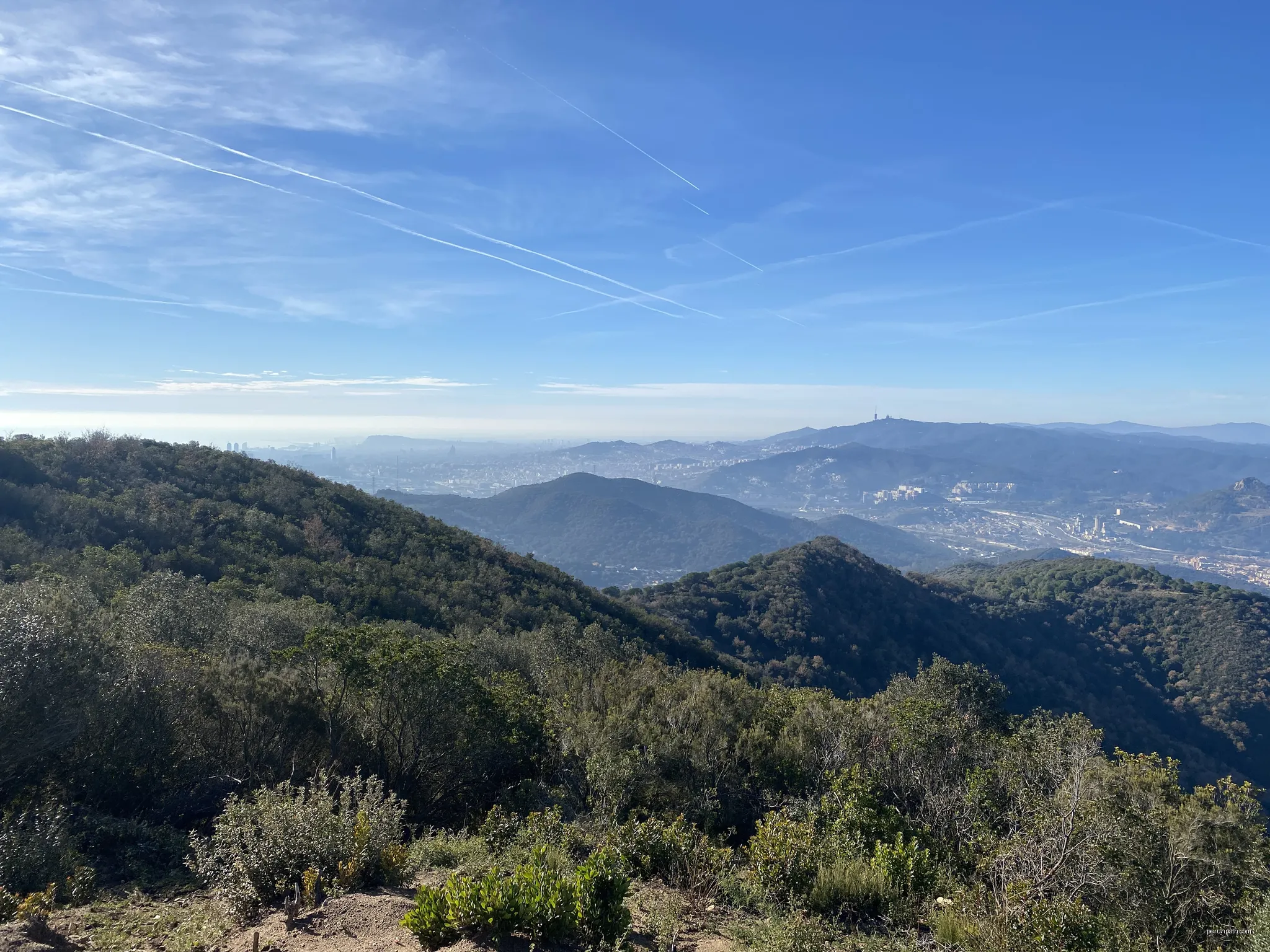 Vista de la plana del Besòs des del poblat ibèric de les Maleses, entre Sant Fost de Campsentelles i Montcada i Reixac. | Autor: Oriol Sastre | Licencja: CC BY-SA 4.0 | Źródło: Wikimedia Commons