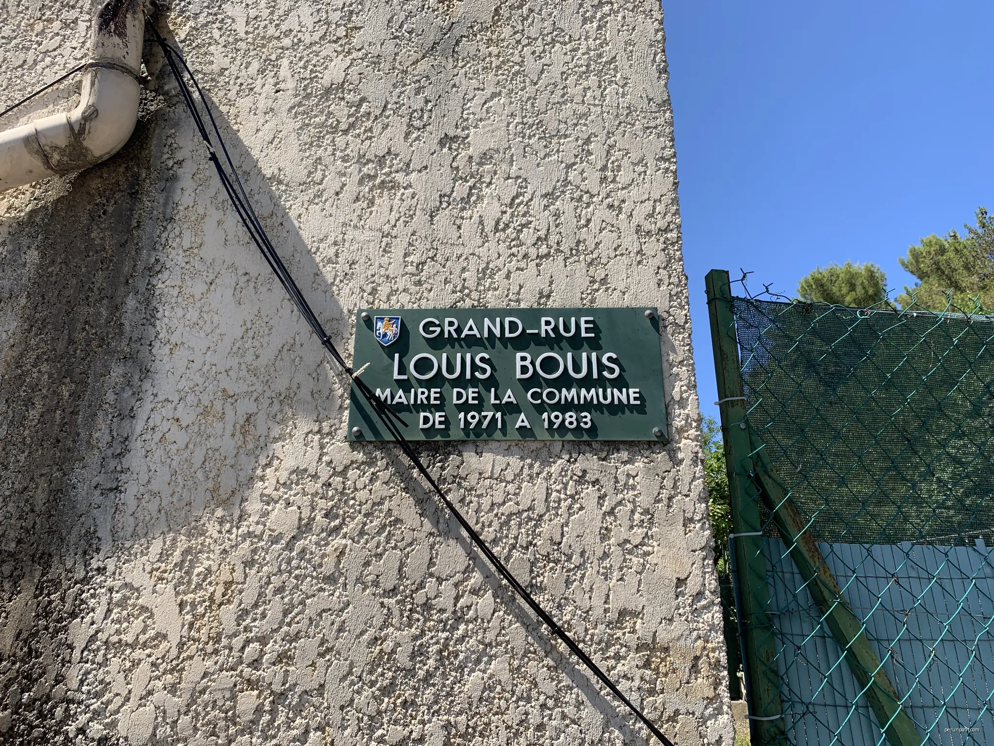 Plaque de la Grand Rue Louis Bouis, Sussargues. | Autor: Chabe01 | Licencja: CC BY-SA 4.0 | Źródło: Wikimedia Commons