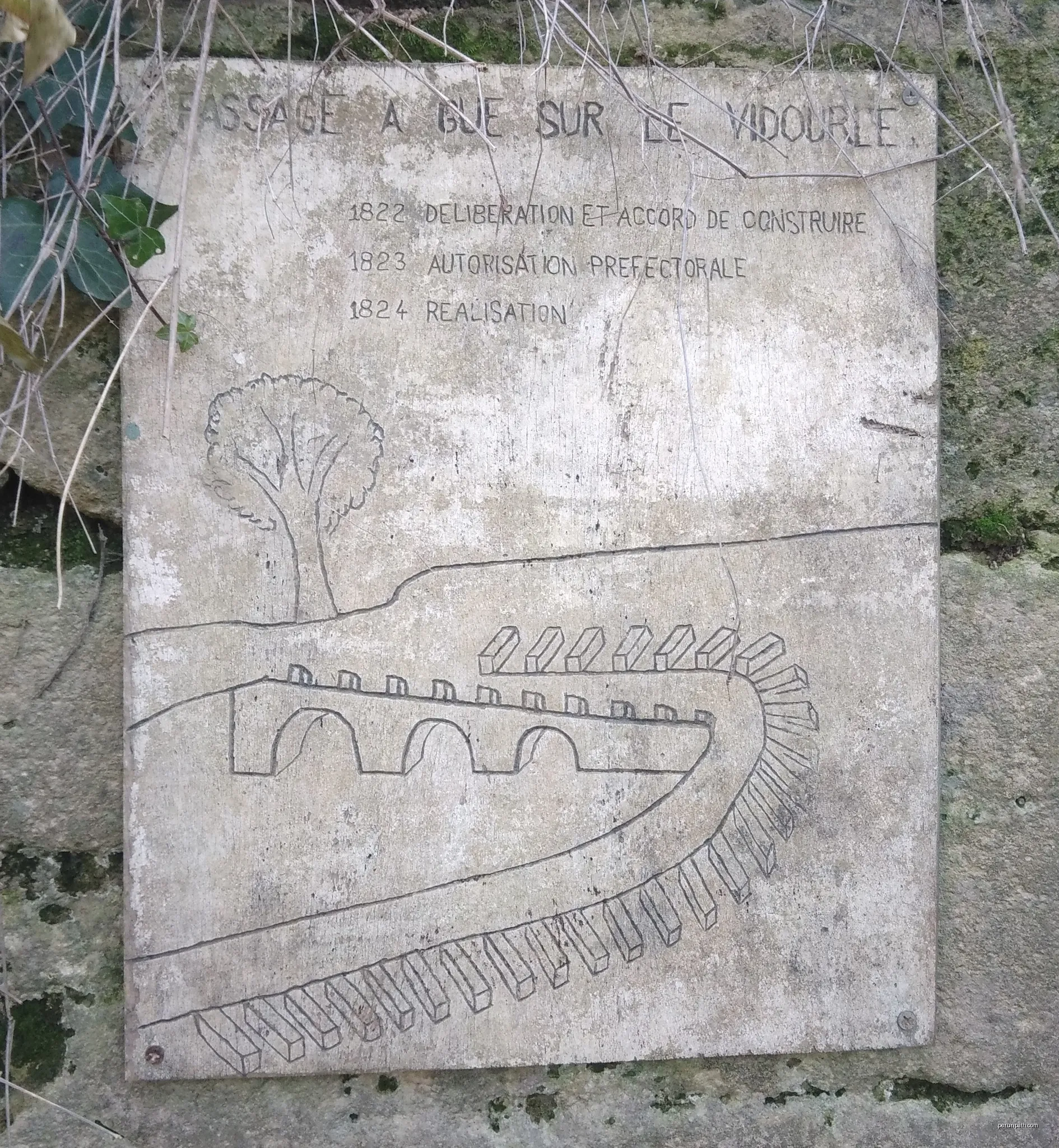 Plaque retraçant la construction du passage à gué sur le Vidourle, à Marsillargues.
Elle se trouve entre la troisième et la deuxième arche avant d'arriver côté d'Aimargues. | Autor: FRLDEL | Licencja: CC BY-SA 4.0 | Źródło: Wikimedia Commons