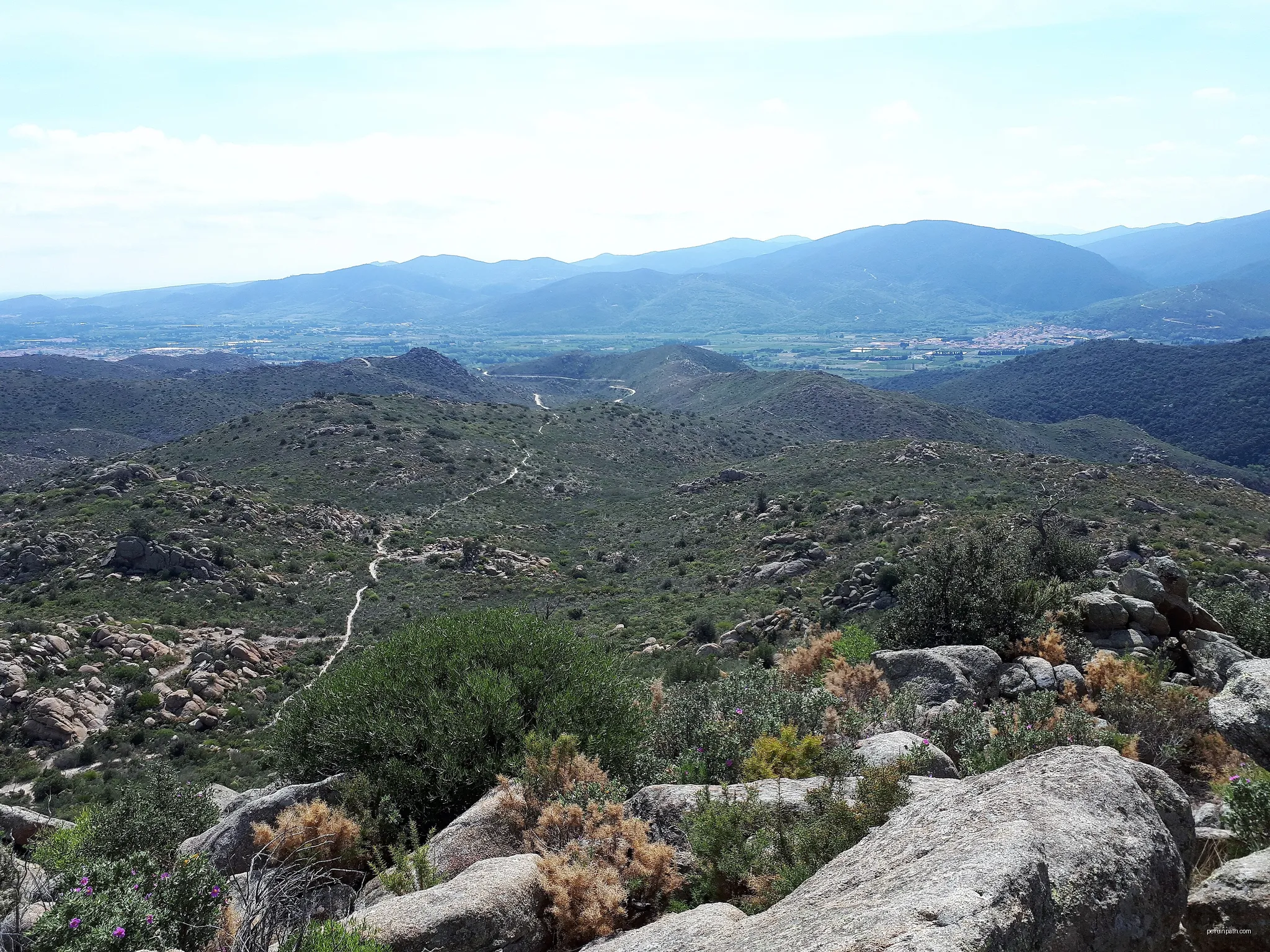 Le plateau de Rodès et de Montalba depuis Puig Pedros, vue vers le sud, commune d'Ille-sur-Têt, Pyrénées-Orientales, 66. | Autor: Alan Mattingly | Licencja: CC BY-SA 4.0 | Źródło: Wikimedia Commons