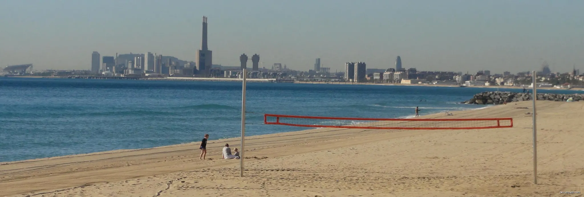 This is a a photo of a beach in Catalonia, Spain, with id: | Autor: Isidro Jabato | Licencja: CC BY-SA 3.0 | Źródło: Wikimedia Commons