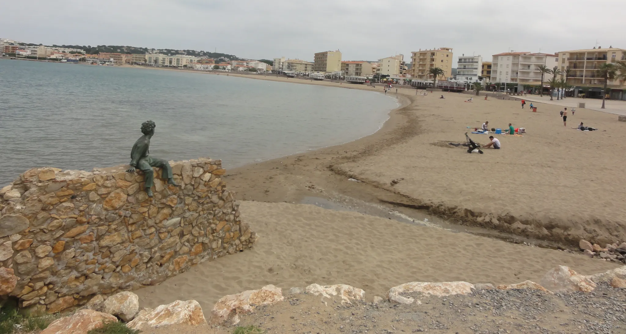 This is a a photo of a beach in Catalonia, Spain, with id: | Autor: Isidro Jabato | Licencja: CC BY-SA 4.0 | Źródło: Wikimedia Commons