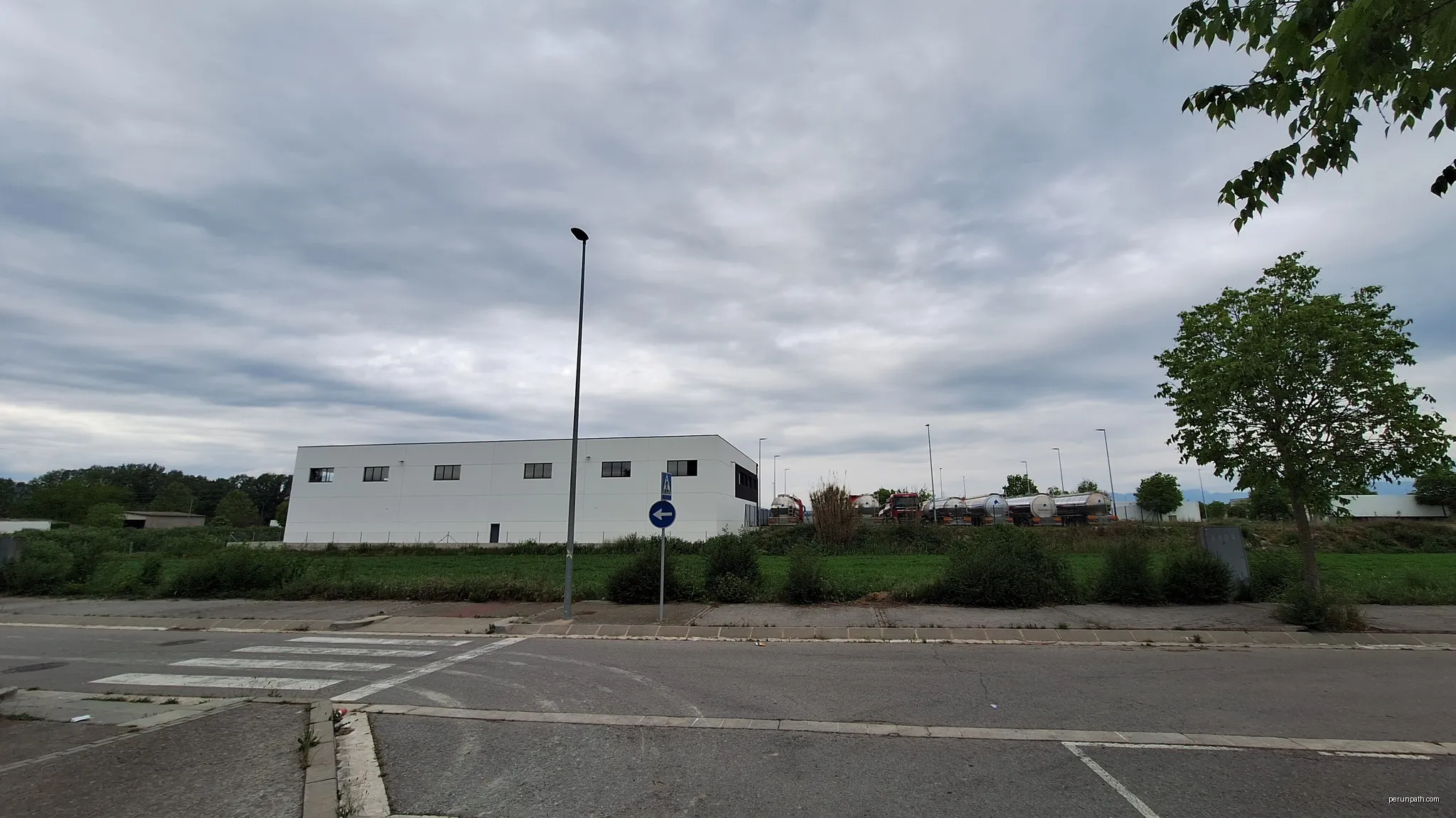 Polígon industrial El Bruguer | Autor: Pere prlpz | Licencja: CC BY-SA 4.0 | Źródło: Wikimedia Commons