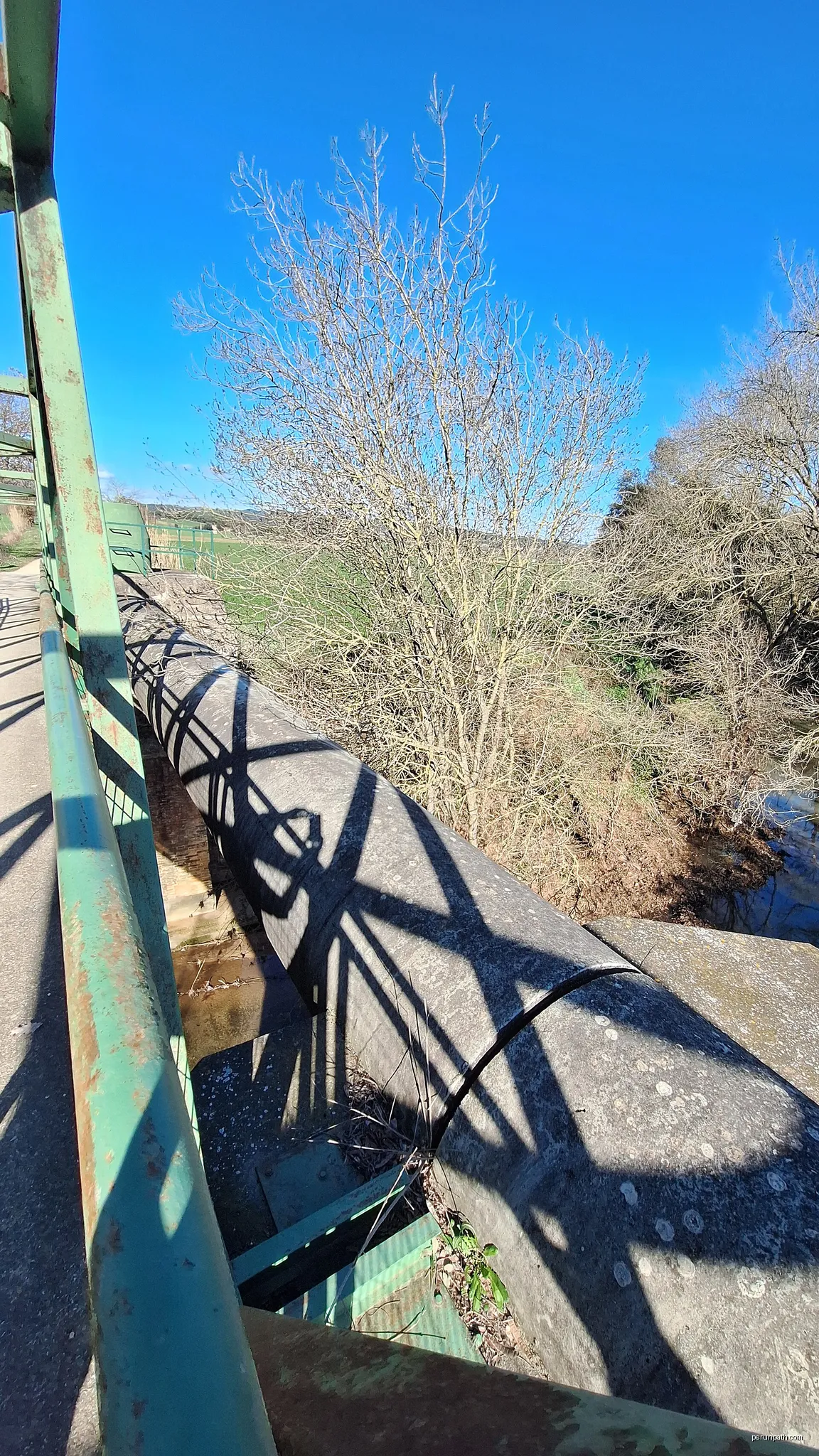 Pont de la via verda del carrilet sobre la riera de Verneda amb la conducció d'aigua de la Costa Brava Centre - Cassà de la Selva | Autor: Pere López Brosa | Licencja: CC BY-SA 4.0 | Źródło: Wikimedia Commons