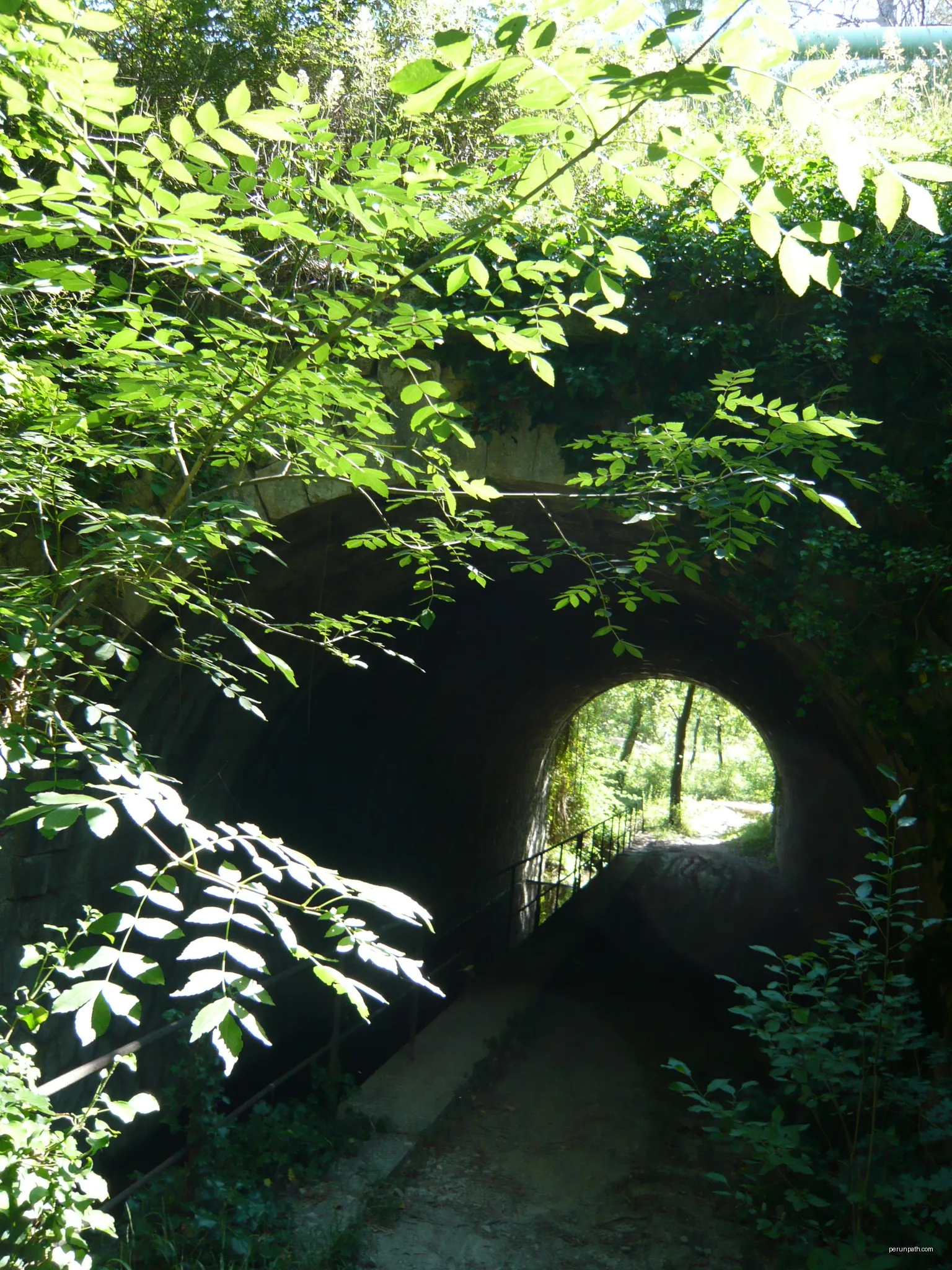 Pont de l'ancienne ligne Aubagne-Fuveau sur le Vallat, Gréasque, Bouches-du-Rhône (France). | Autor: Le Passant | Licencja: CC BY-SA 4.0 | Źródło: Wikimedia Commons