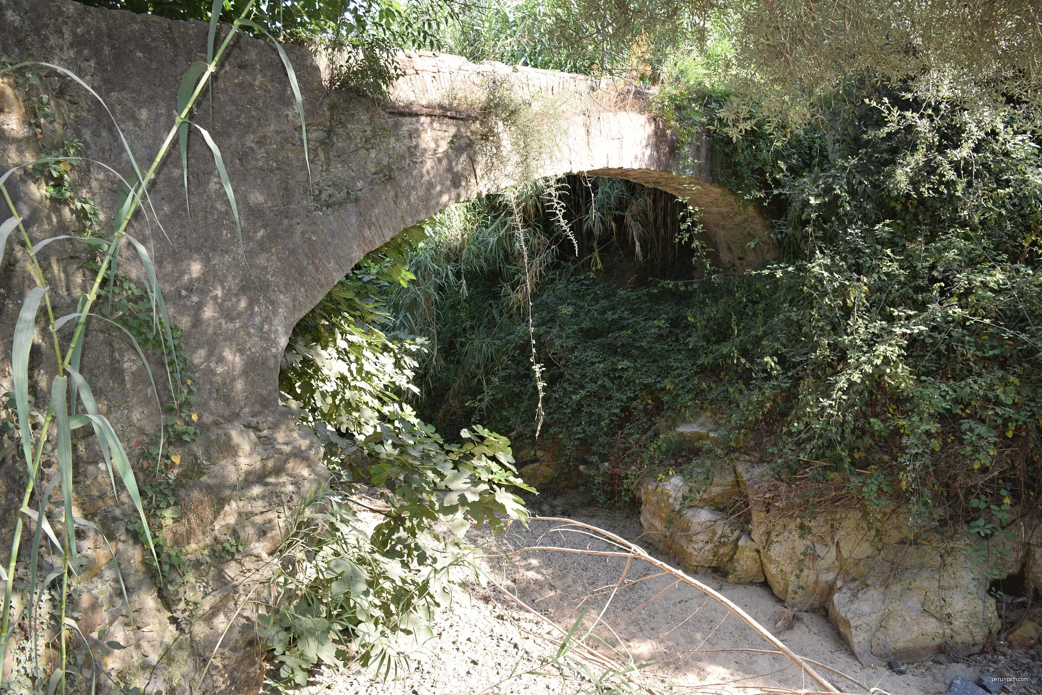 Pont de les Bruixes o del Diable (Pineda de Mar) | Autor: Carlos Pino Andújar | Licencja: CC BY-SA 4.0 | Źródło: Wikimedia Commons