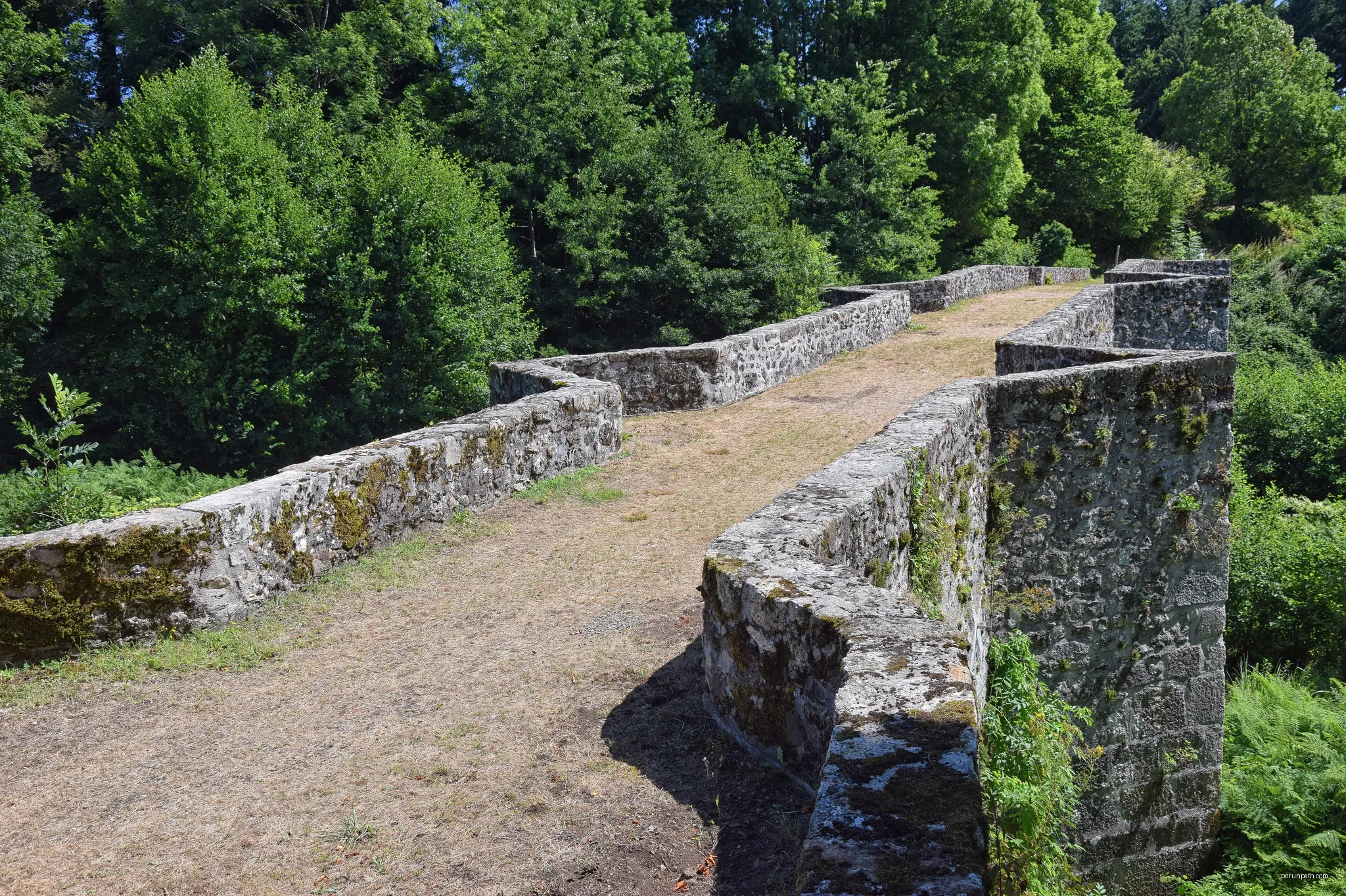 Le pont enjambe la Vèbre, dans le département de l'Hérault. Sa construction pourrait dater du XVIè siècle. | Autor: Anthony Morel | Licencja: CC BY-SA 4.0 | Źródło: Wikimedia Commons
