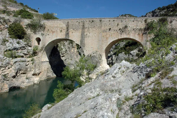Pont del Diable. Sant Guilhem del Desert. Llenguadoc, França | Autor: Baldiri | Licencja: CC BY-SA 3.0 | Źródło: Wikimedia Commons