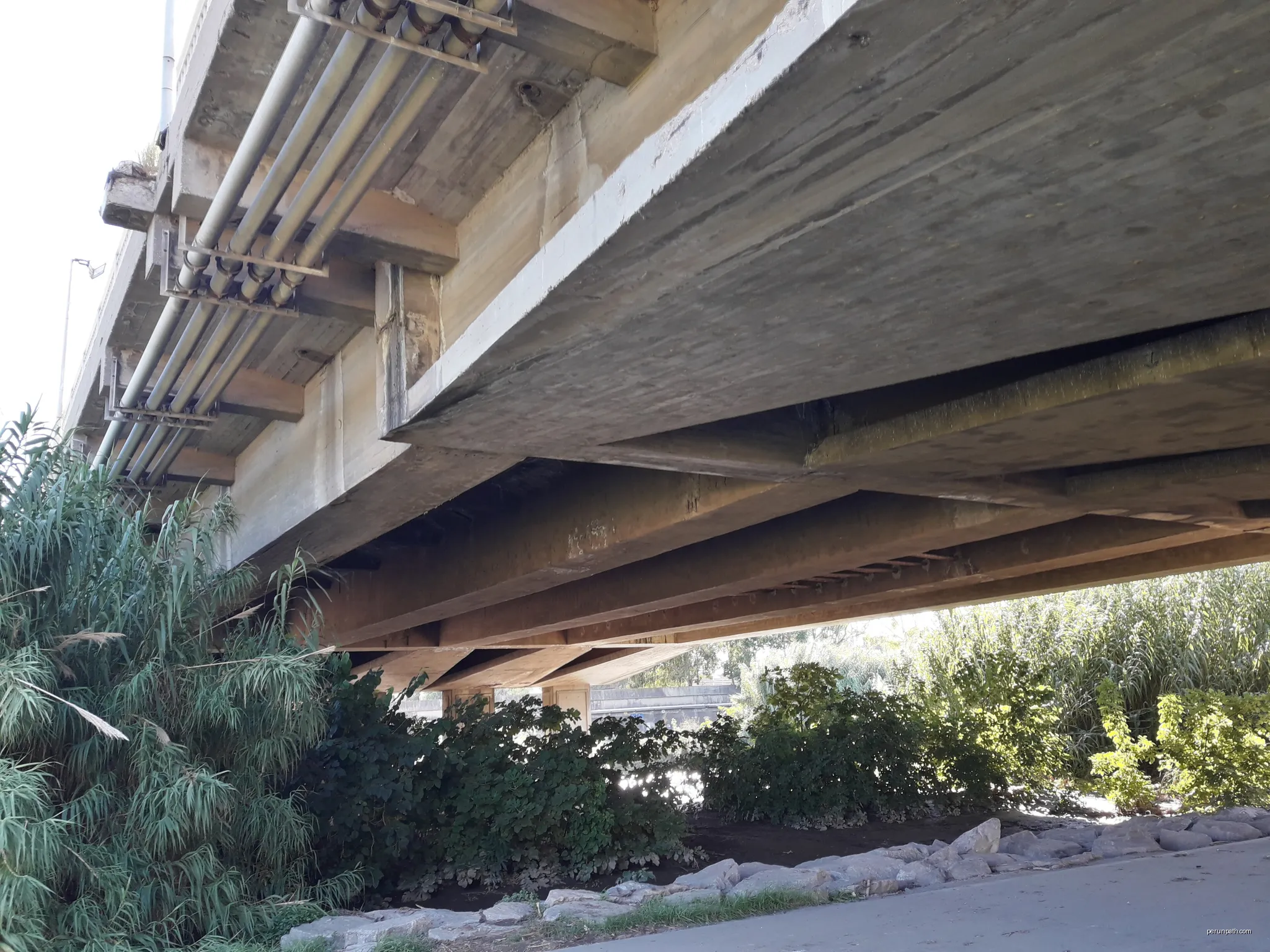 Pont dels Passadors o pont de l'antiga N-II a Sant Adrià de Besòs. | Autor: Pere López Brosa | Licencja: CC BY-SA 4.0 | Źródło: Wikimedia Commons