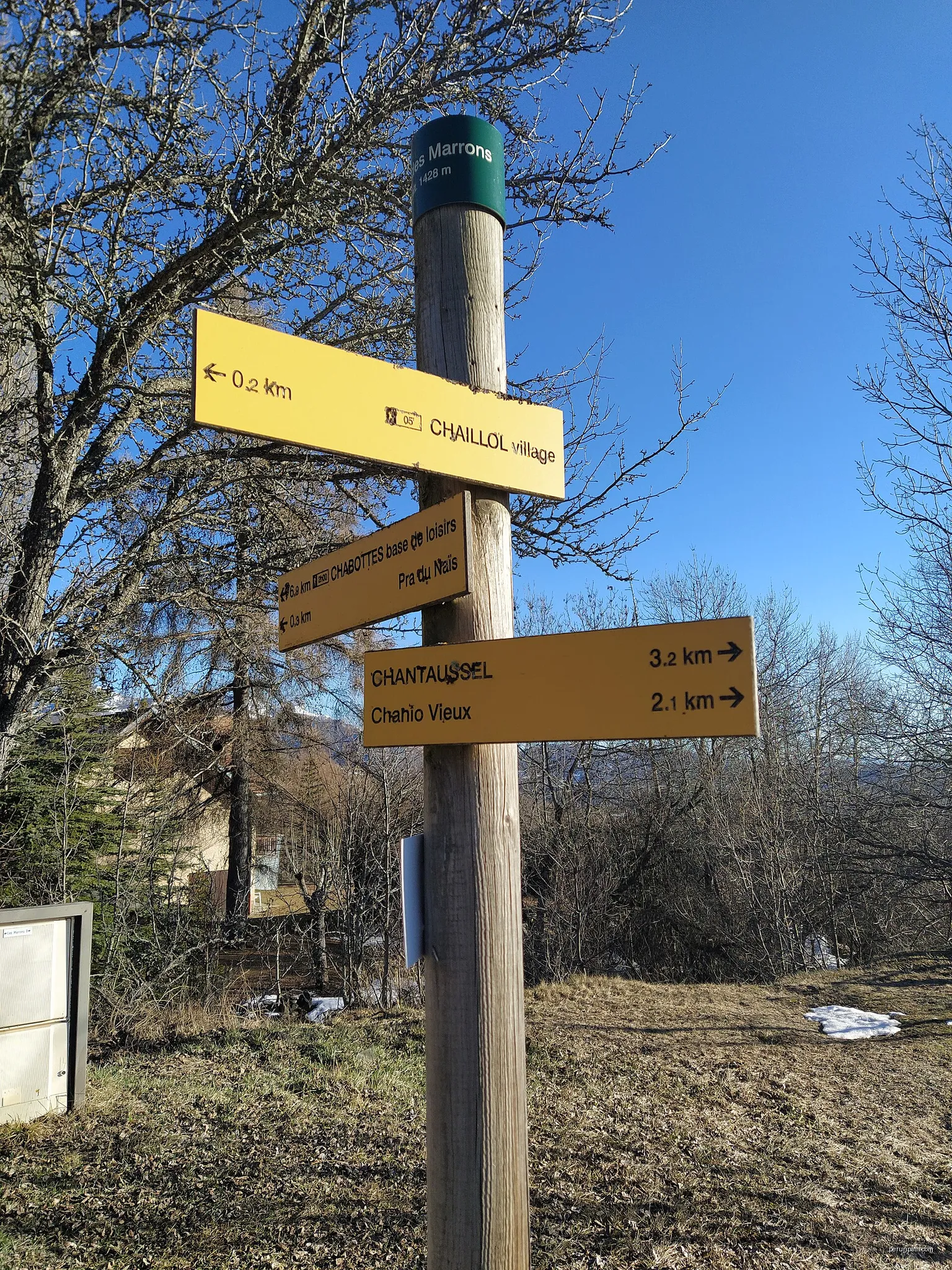 Panneau direction randonnée - pont des marrons à Saint-Michel de Chaillol | Autor: 5206lp | Licencja: CC BY-SA 4.0 | Źródło: Wikimedia Commons