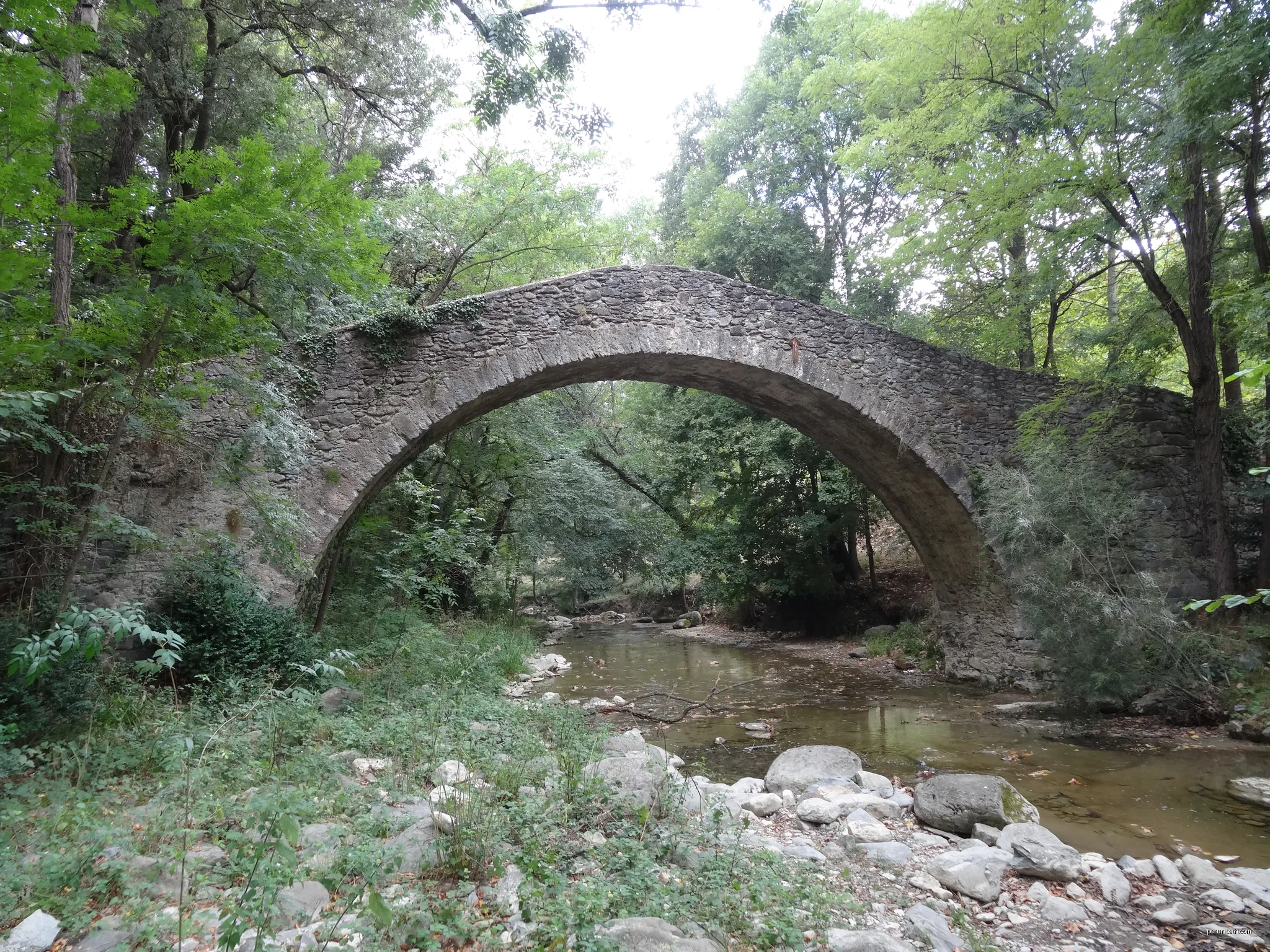 Pont d'estil romànic a Sant Pere de Torelló (setembre 2012) | Autor: EliziR | Licencja: CC BY-SA 3.0 | Źródło: Wikimedia Commons