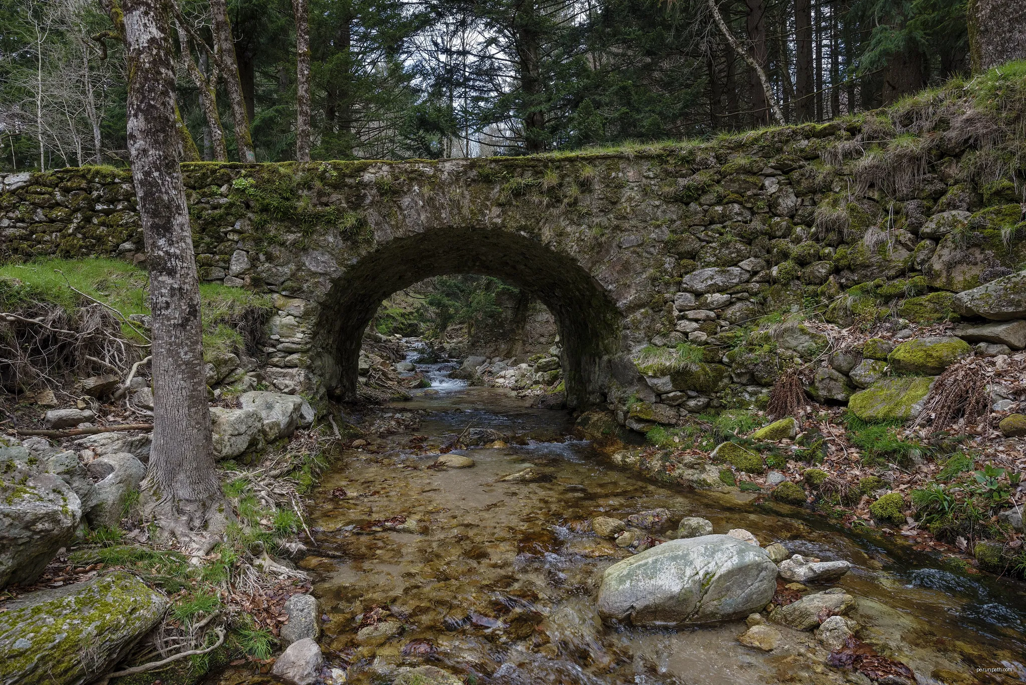 Pont du Vialais. Haut-Languedoc Regional Natural Park, commune of Rosis, Hérault, France | Autor: Christian Ferrer | Licencja: CC BY-SA 4.0 | Źródło: Wikimedia Commons