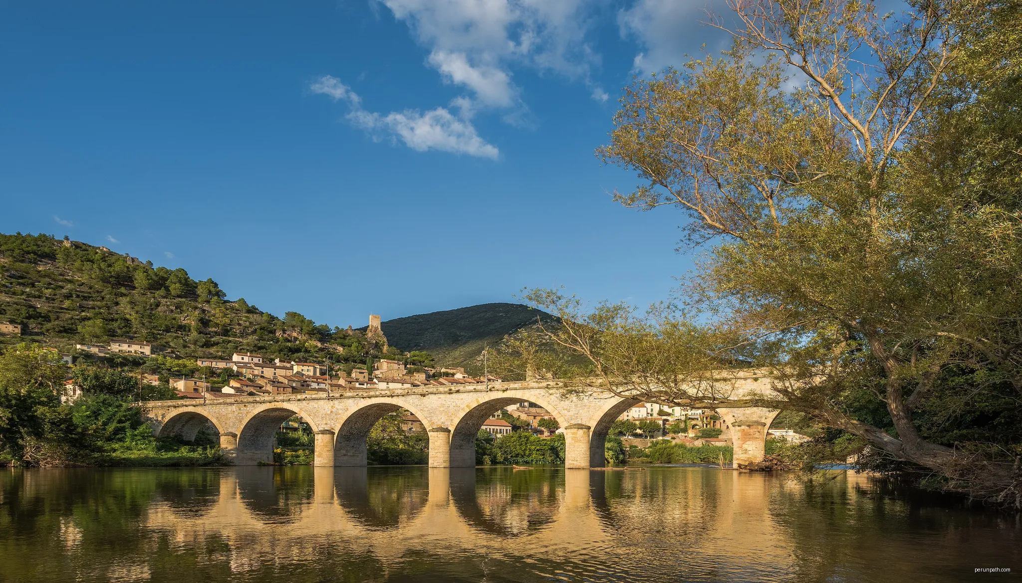 The Bridge above the Orb River, arch bridge of 7 archs dated from 1870. Seen from the Southwest.Roquebrun, Hérault, France. Haut-Languedoc Regional Natural Park. | Autor: Christian Ferrer | Licencja: CC BY 4.0 | Źródło: Wikimedia Commons