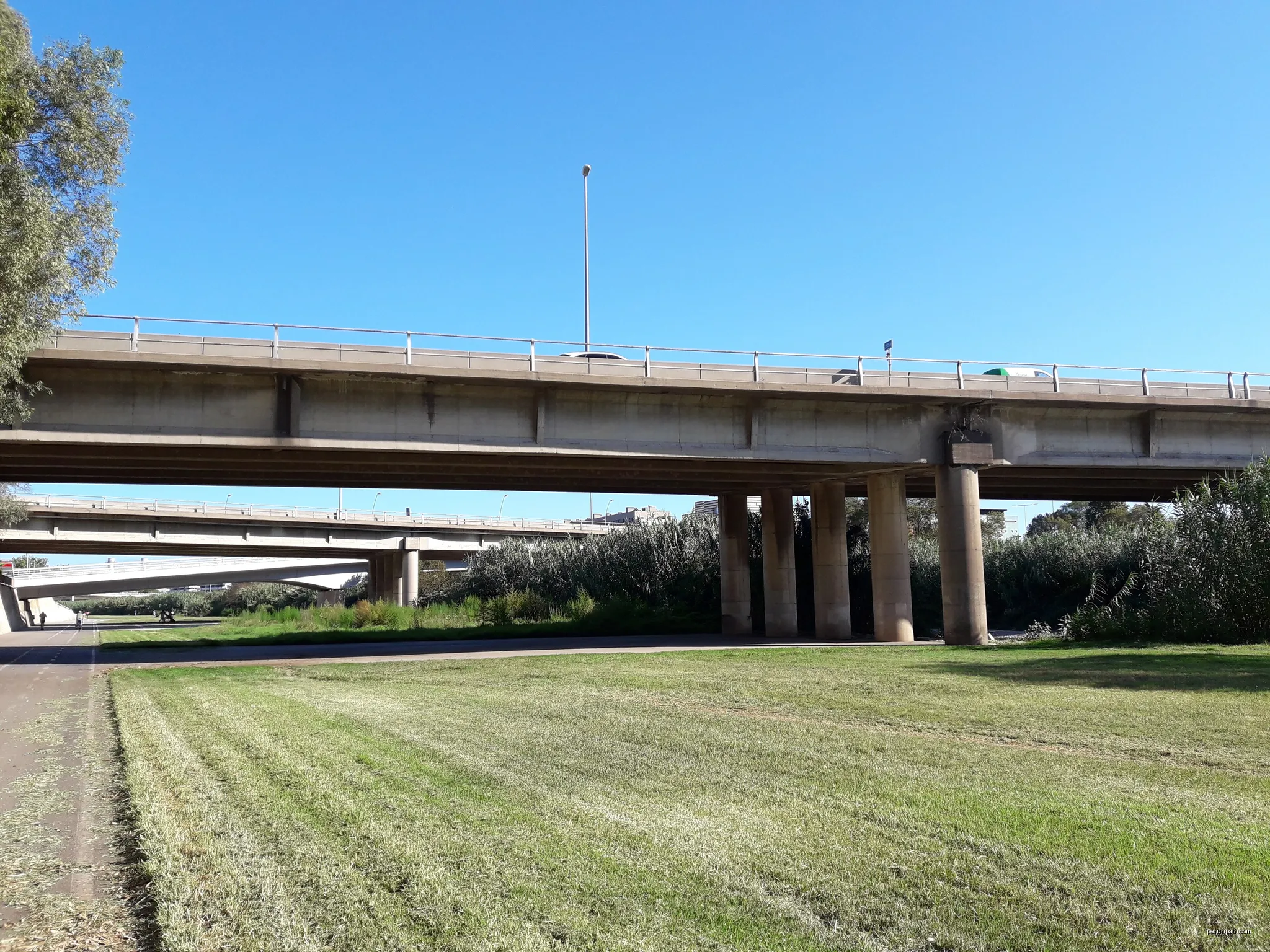 Ponts de la C-31 sobre el el Besòs - | Autor: Pere López Brosa | Licencja: CC BY-SA 4.0 | Źródło: Wikimedia Commons