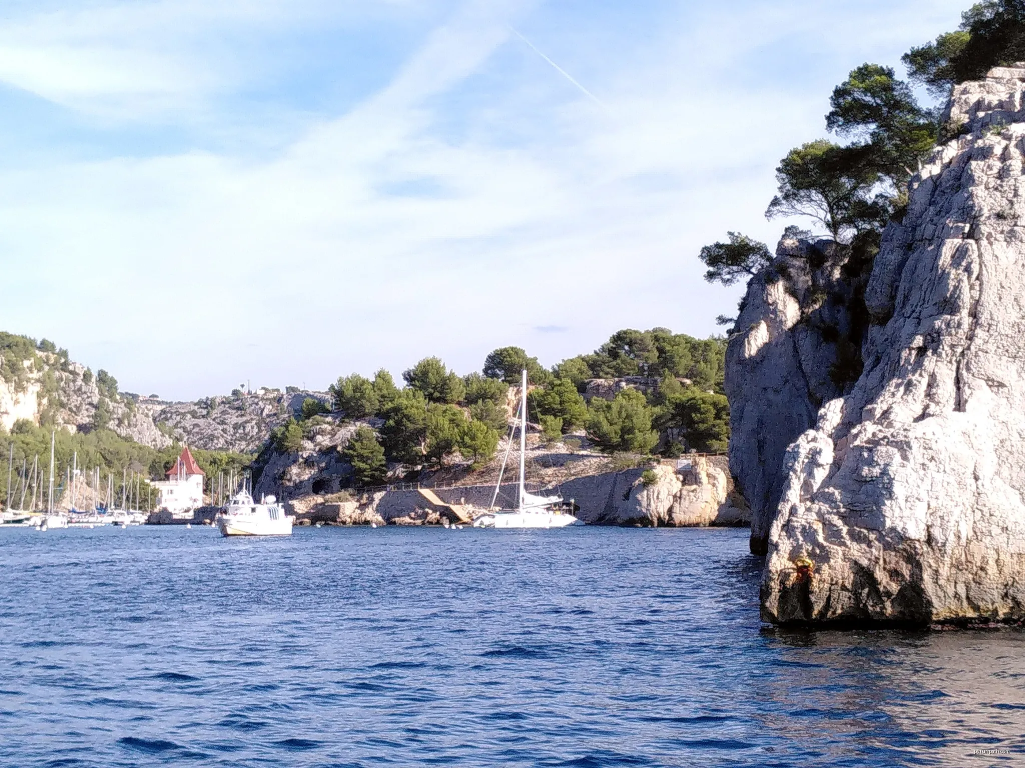 Calanque de Port-Miou | Autor: Pmau | Licencja: CC BY-SA 4.0 | Źródło: Wikimedia Commons