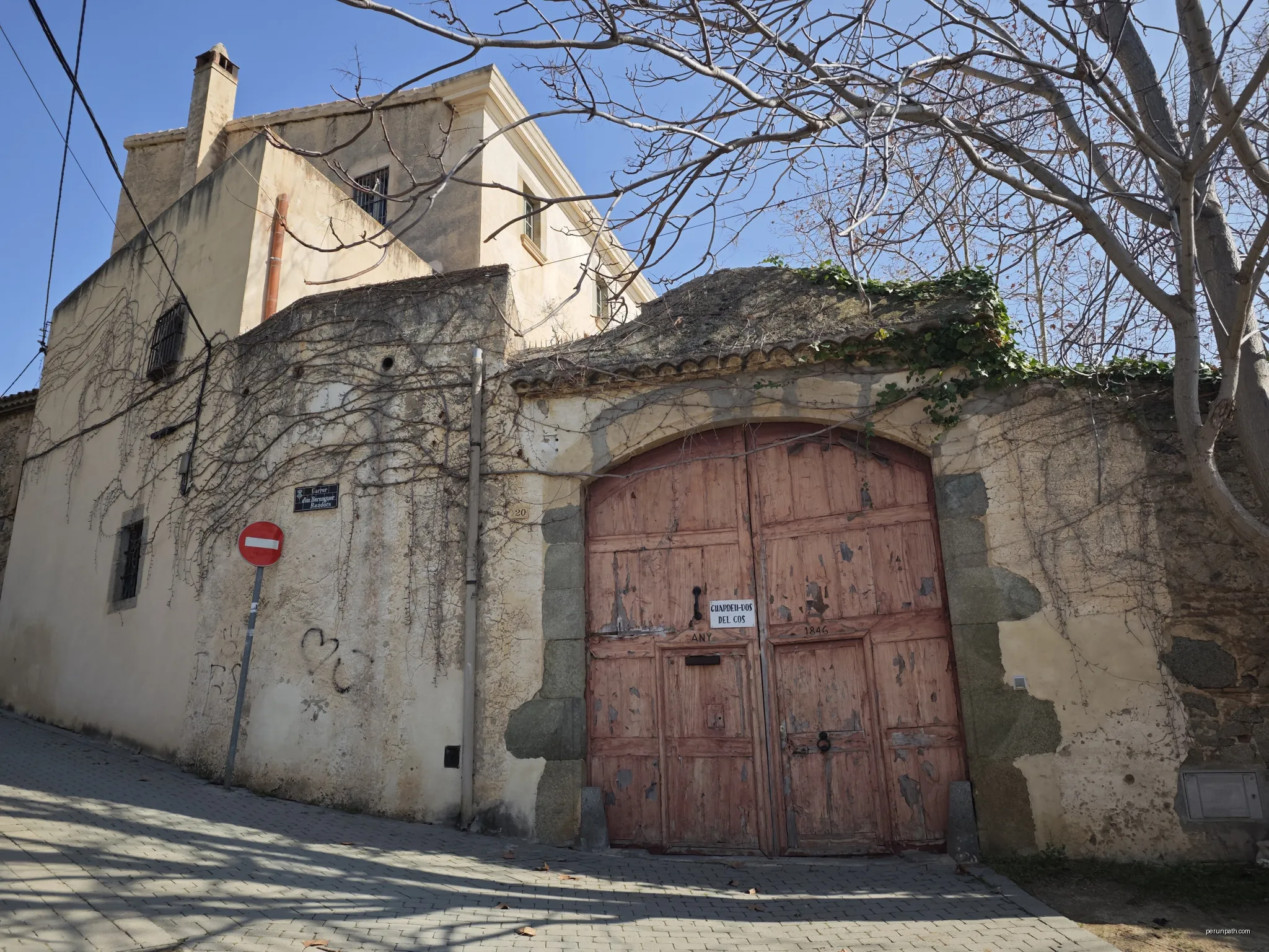 Porta de Can Barrera al carrer Berenguer Raudors 20 a Teià | Autor: Friviere | Licencja: CC BY-SA 4.0 | Źródło: Wikimedia Commons