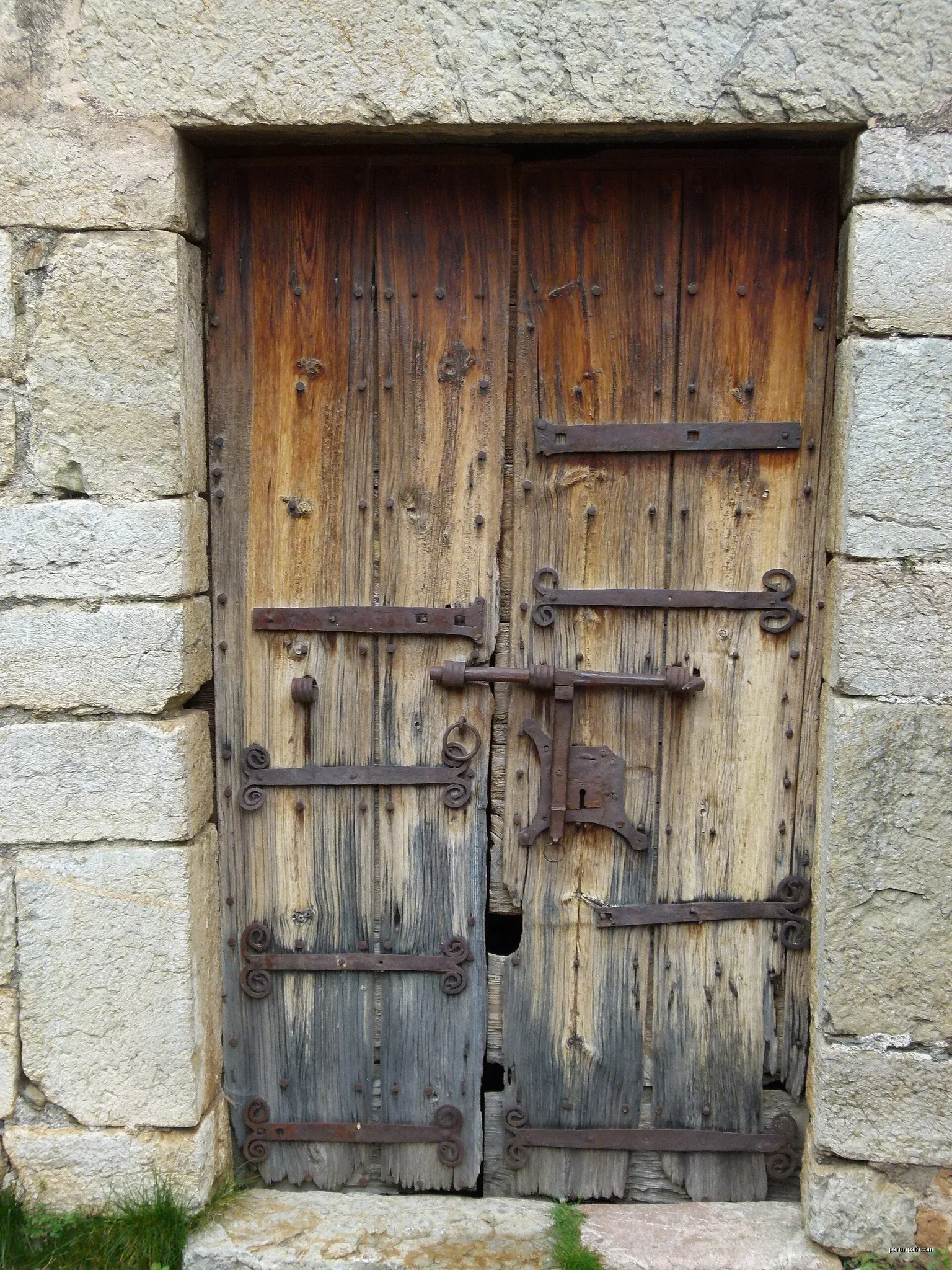 Porta de l'església romànica d'Abella | Autor: Jordi Iparraguire | Licencja: CC BY-SA 4.0 | Źródło: Wikimedia Commons