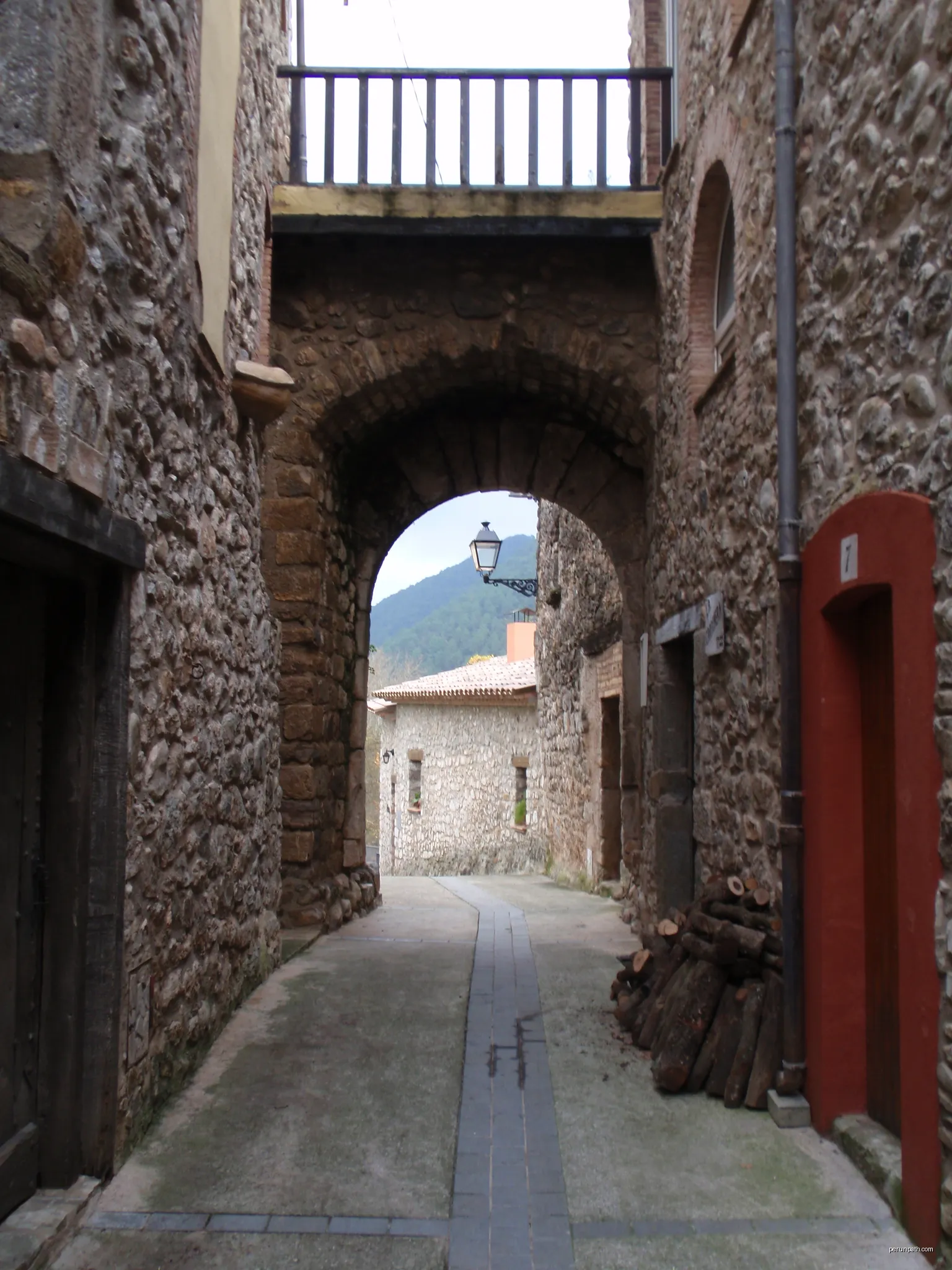 Porta antiga de la muralla. Albanyà (Alt Empordà) | Autor: Carlos Pino Andújar | Licencja: CC BY-SA 3.0 es | Źródło: Wikimedia Commons