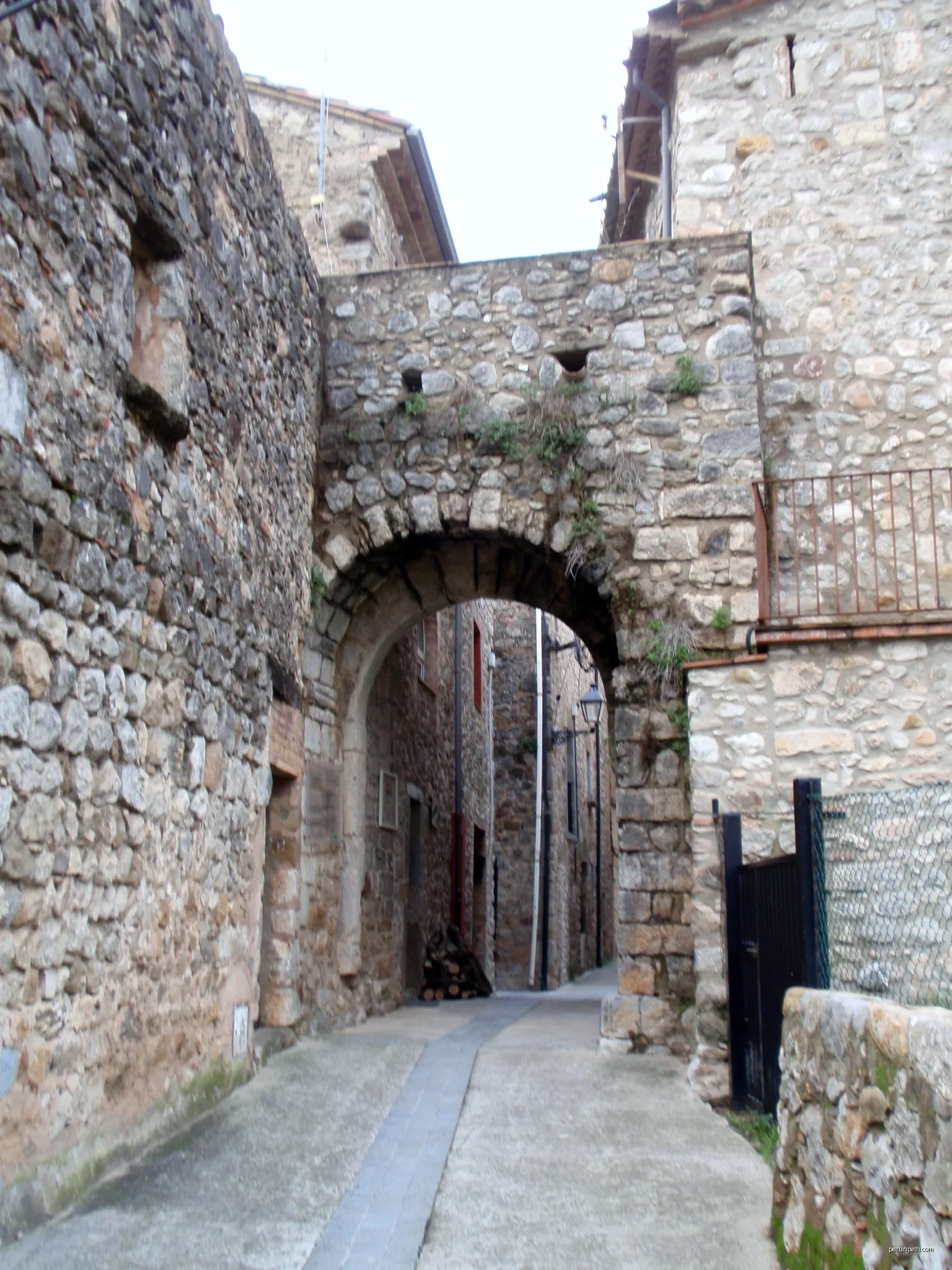 Porta antiga de la muralla. Albanyà (Alt Empordà) | Autor: Carlos Pino Andújar | Licencja: CC BY-SA 3.0 es | Źródło: Wikimedia Commons