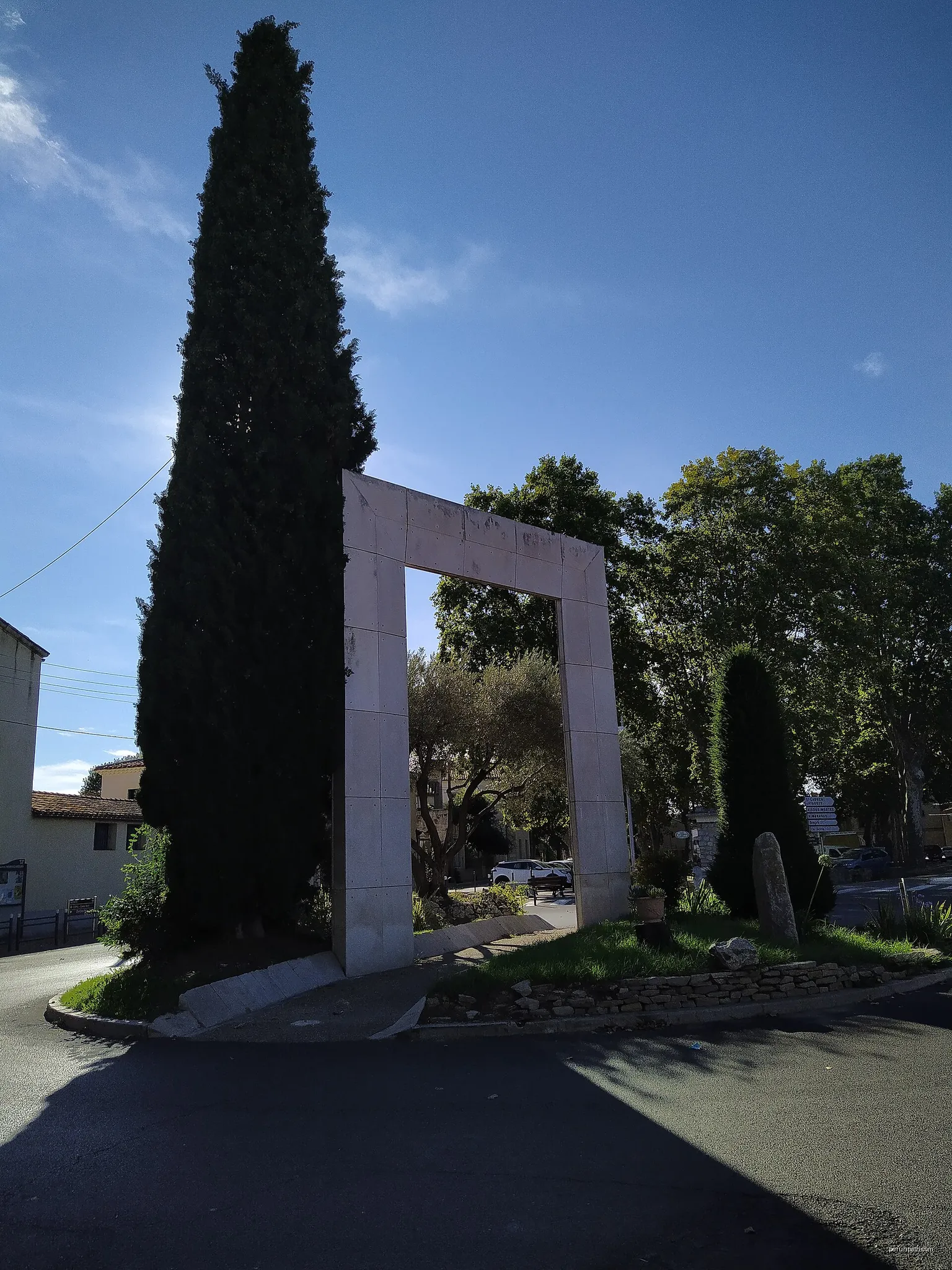 Rond-point Jean-Pierre Delpuech avec une œuvre moderne évoquant la porte d'Aujargues, historiquement présente dans les remparts de Marsillargues. | Autor: Amélie Nespoulous | Licencja: CC BY-SA 4.0 | Źródło: Wikimedia Commons
