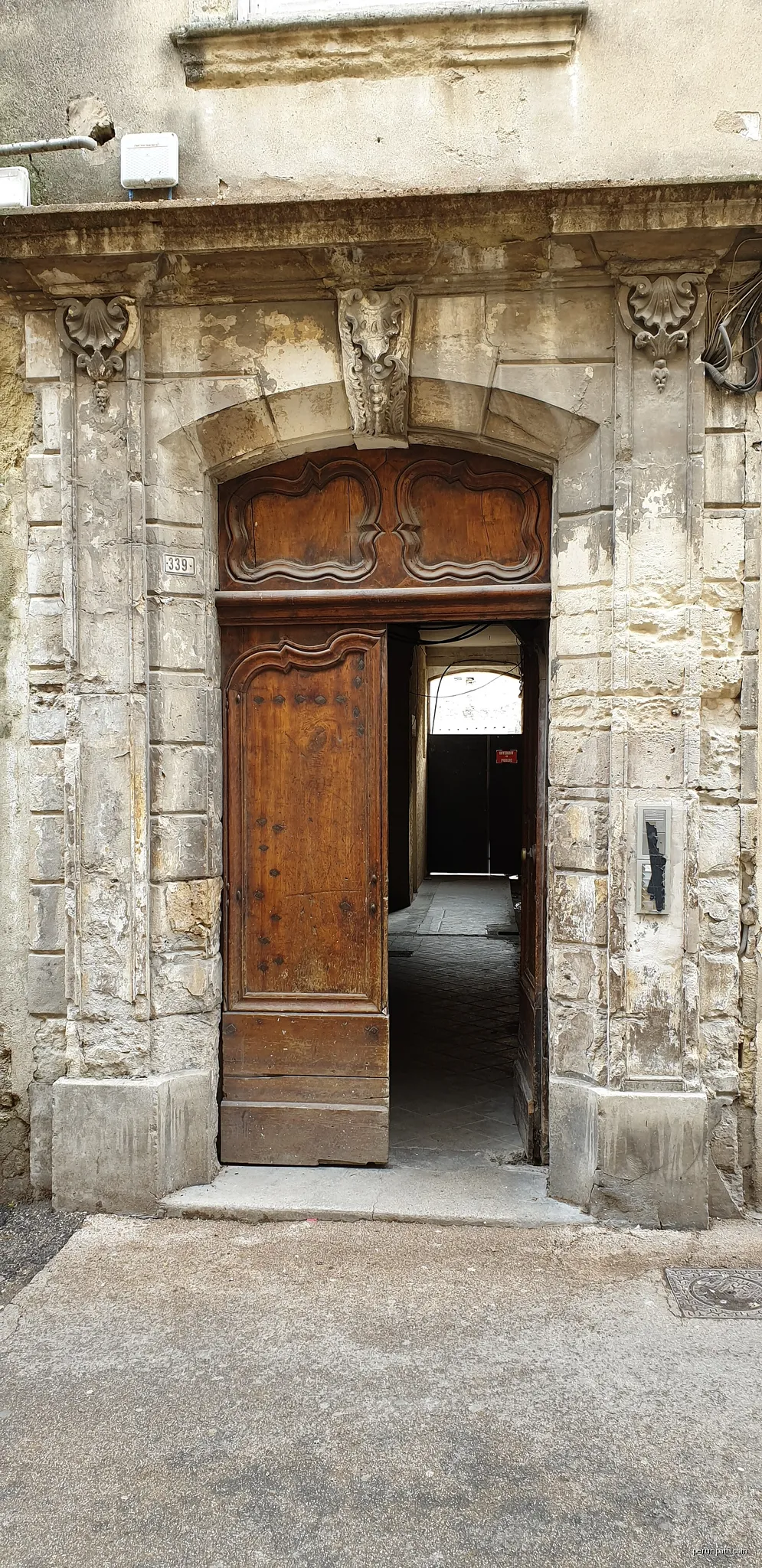 Porte en bois, 337 rue de la Libération, Lunel | Autor: TCY | Licencja: CC BY 3.0 | Źródło: Wikimedia Commons
