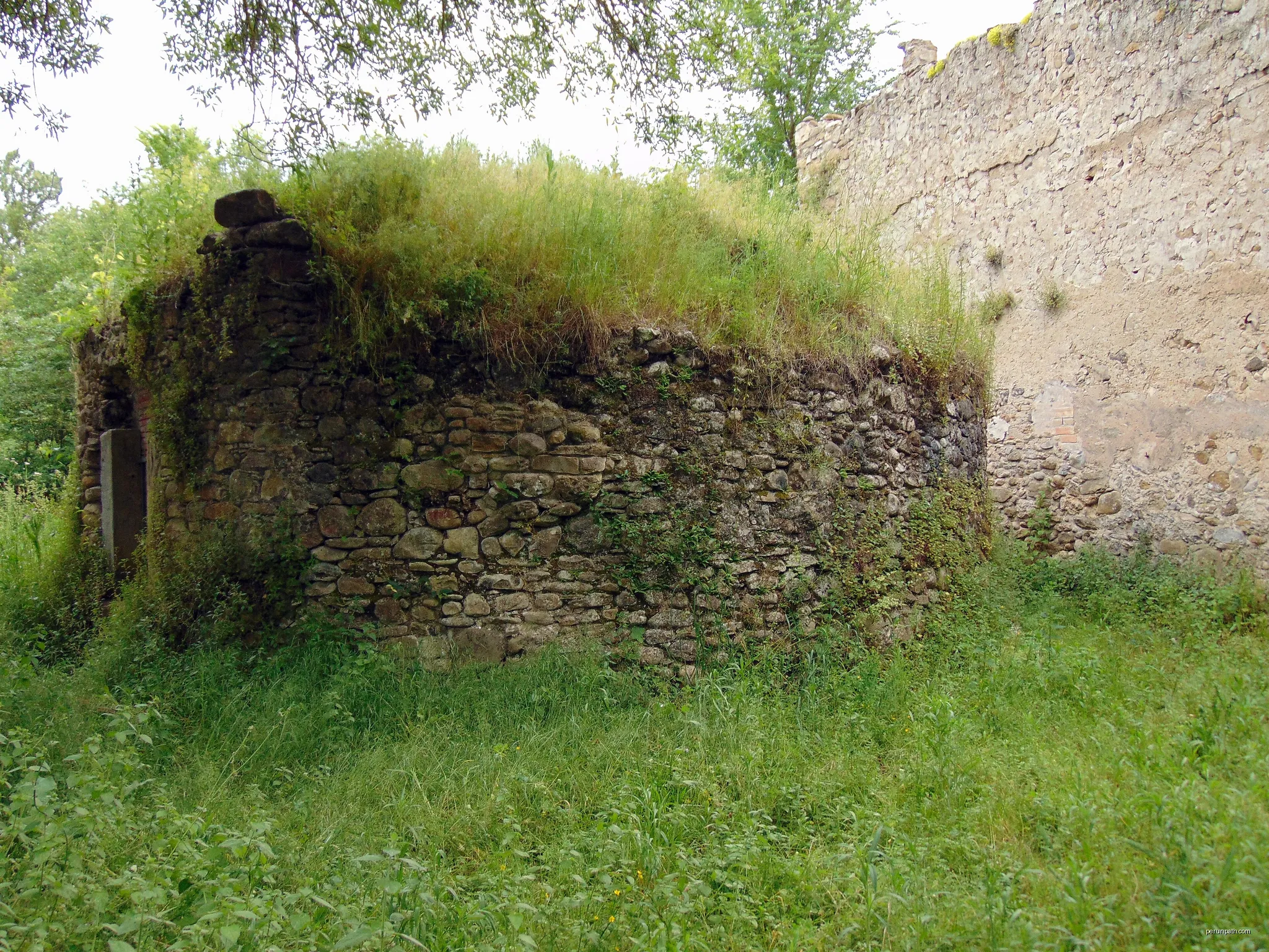 Pou de glaç de Serinyà | Autor: Josep Maria Viñolas Esteva | Licencja: CC BY-SA 4.0 | Źródło: Wikimedia Commons