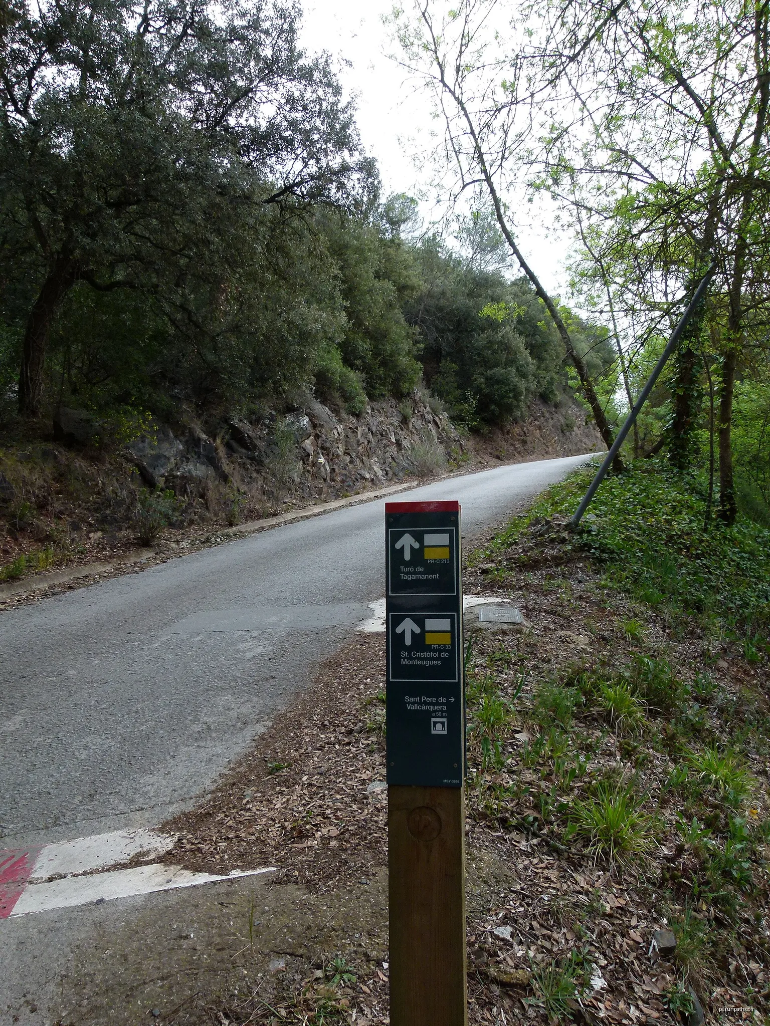 PR-C 213 i PR-C 33 a Vallcàrquera | Autor: Pere López Brosa | Licencja: CC BY-SA 4.0 | Źródło: Wikimedia Commons