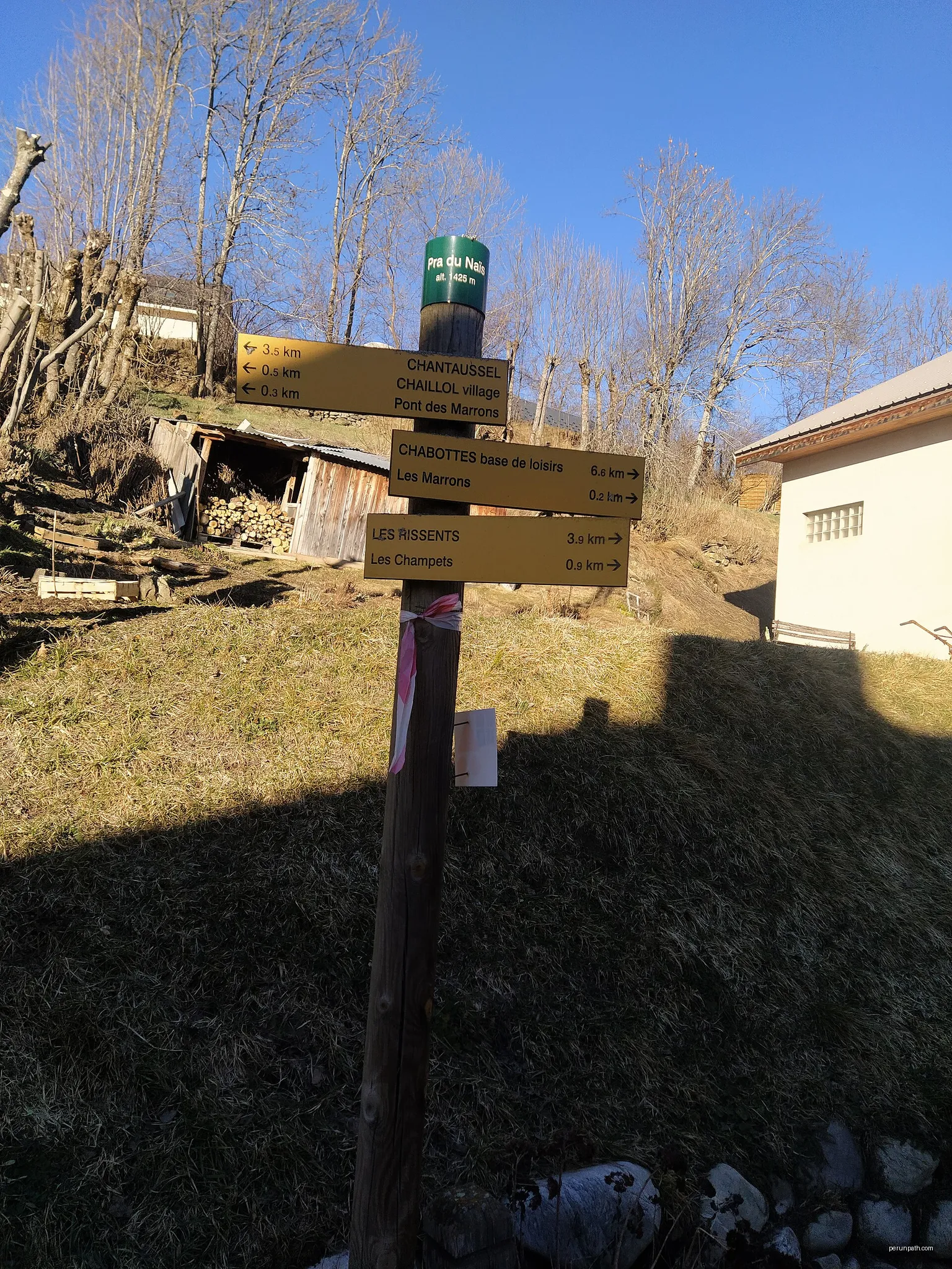 Panneau direction randonnée - Pra du Naïs à Saint-Michel de Chaillol | Autor: 5206lp | Licencja: CC BY-SA 4.0 | Źródło: Wikimedia Commons