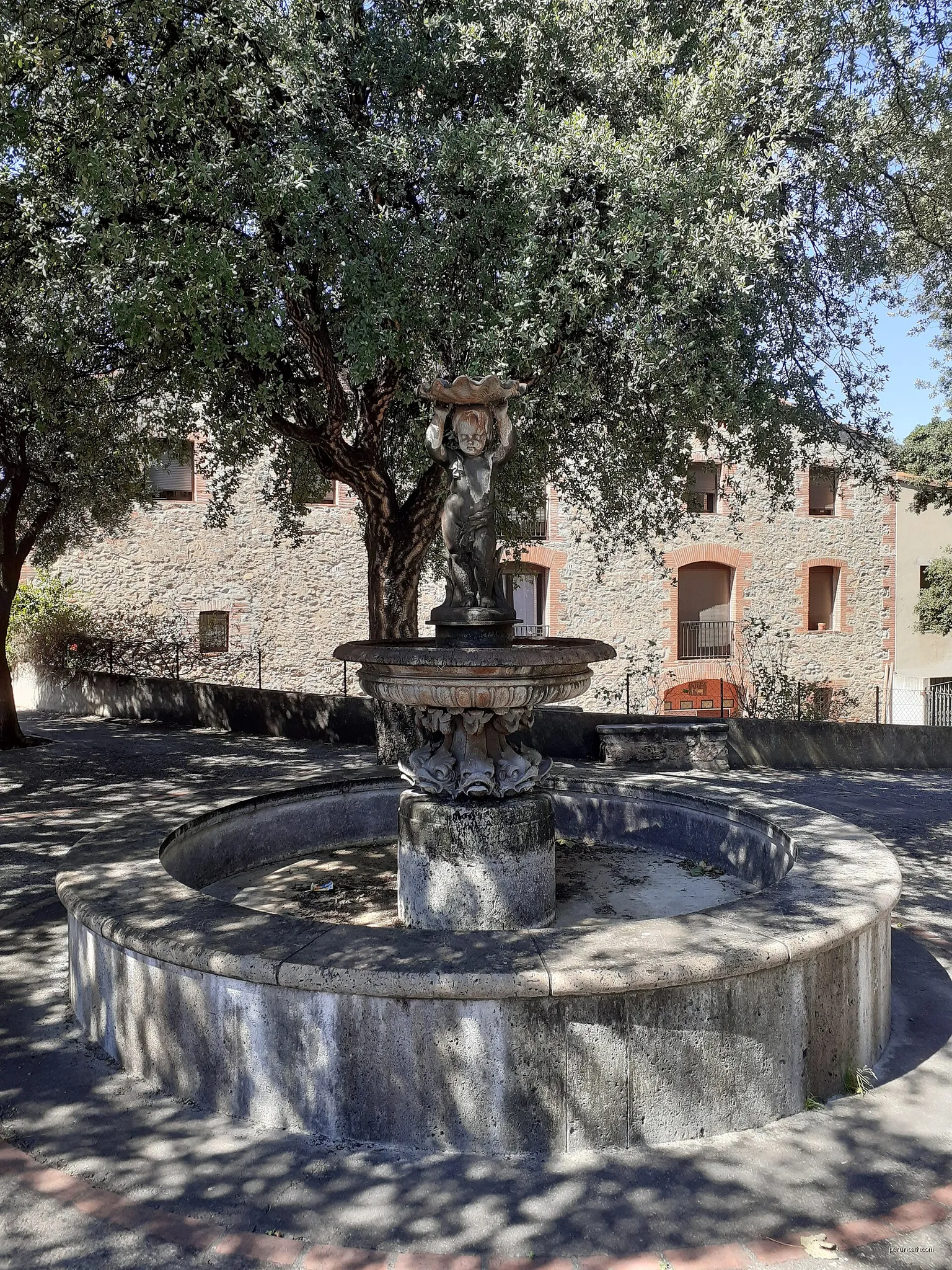 Prada - font | Autor: Jordi Gili | Licencja: CC BY-SA 4.0 | Źródło: Wikimedia Commons