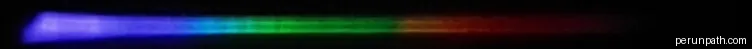 Spectrum of praseodymium from a 12V spark, taken through a diffraction grating with a cellphone camera. | Autor: Umop503 | Licencja: CC0 | Źródło: Wikimedia Commons