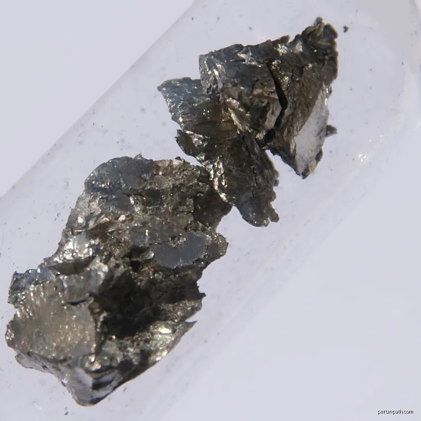 1.5 grams praseodymium under argon, 0.5 cm big pieces. | Autor: Jurii | Licencja: CC BY 3.0 | Źródło: Wikimedia Commons