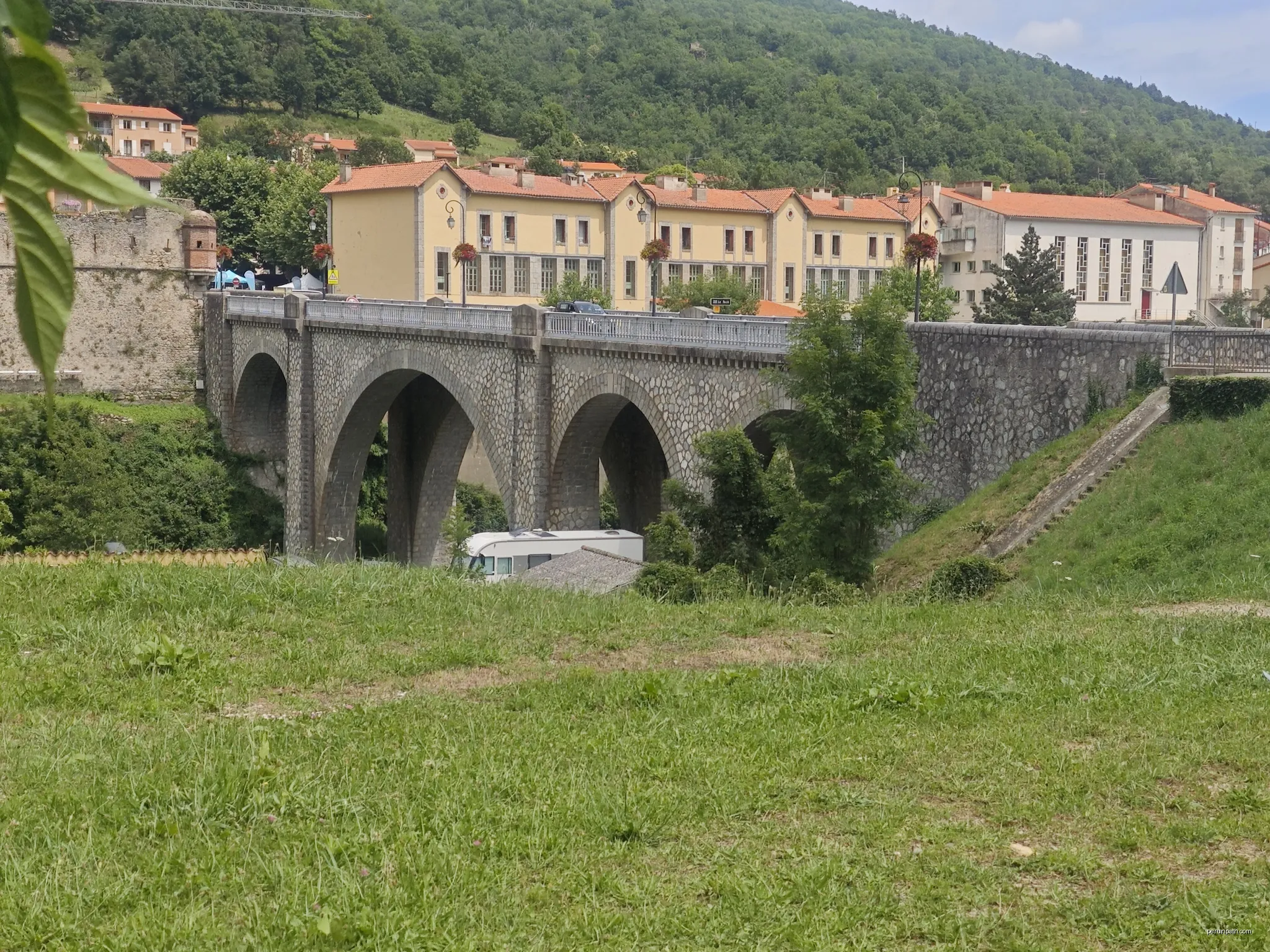 Prats-de-Mollo-la-Preste Pont de la carretera D117 sobre el riu Tec | Autor: Friviere | Licencja: CC BY-SA 4.0 | Źródło: Wikimedia Commons