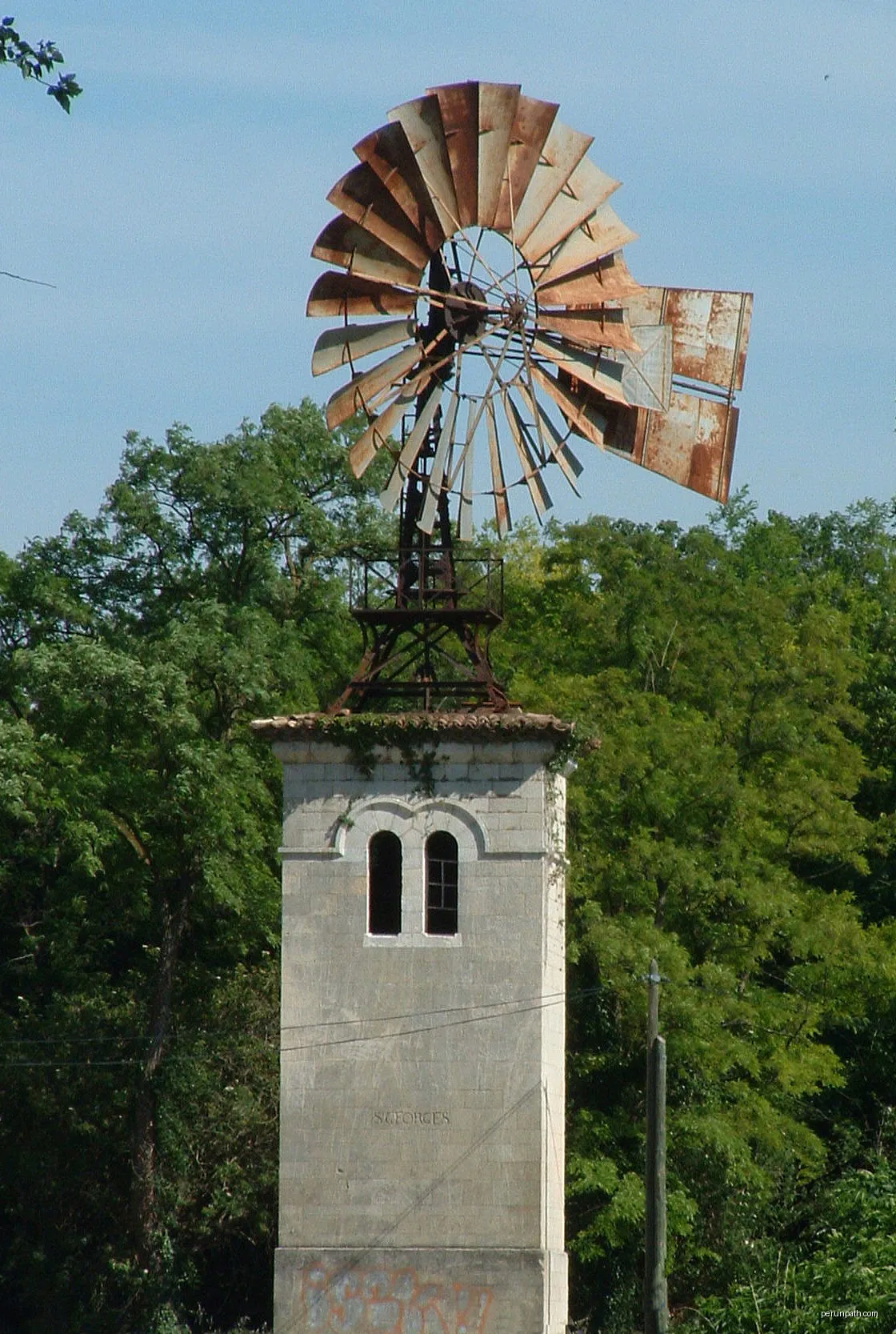 Près de Pierrelatte (D138 près de Vénéjan)- Eolienne pour le pompage | Autor: MOSSOT | Licencja: CC BY 3.0 | Źródło: Wikimedia Commons
