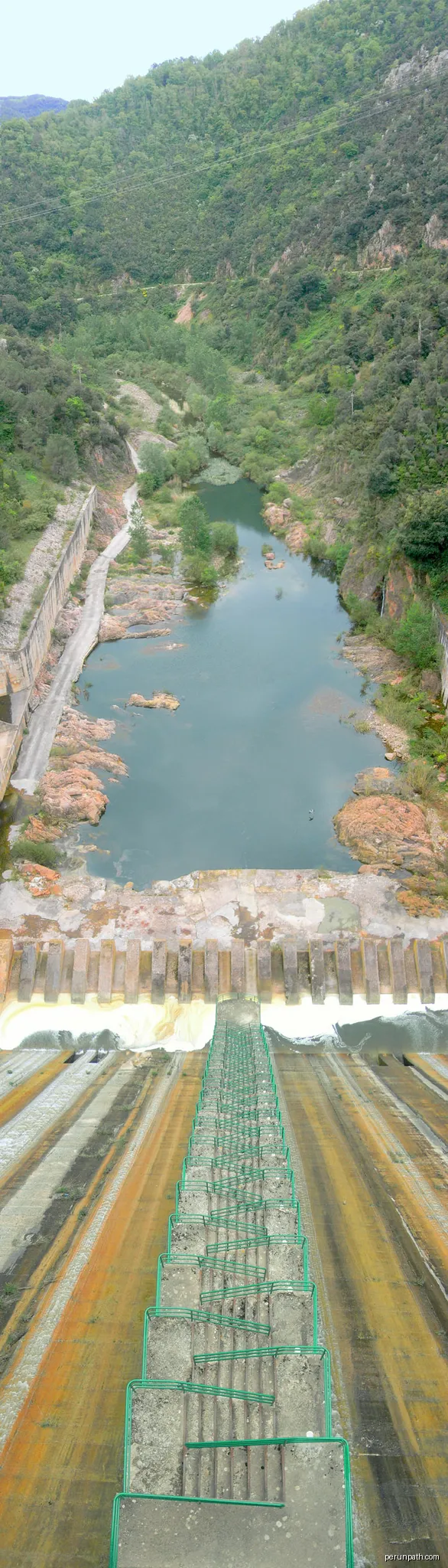 Presa de Sau i riu Ter aigües avall | Autor: jordi domènech | Licencja: CC BY-SA 3.0 | Źródło: Wikimedia Commons
