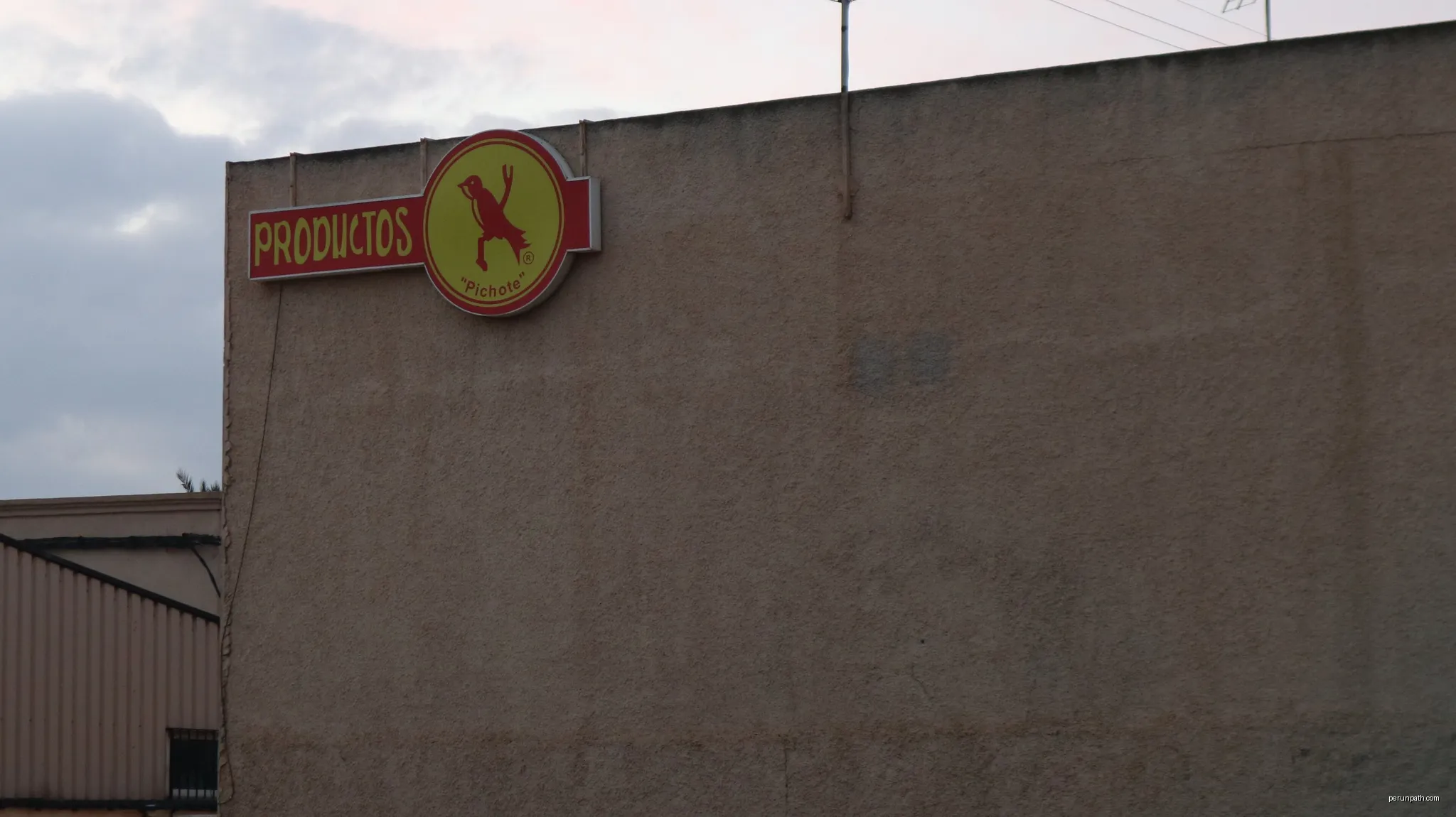Para estar fuerte y machote, coma productos Pichote.
Este es el eslogan de esta empresa de pastelería. | Autor: Schumi4ever | Licencja: CC BY-SA 4.0 | Źródło: Wikimedia Commons