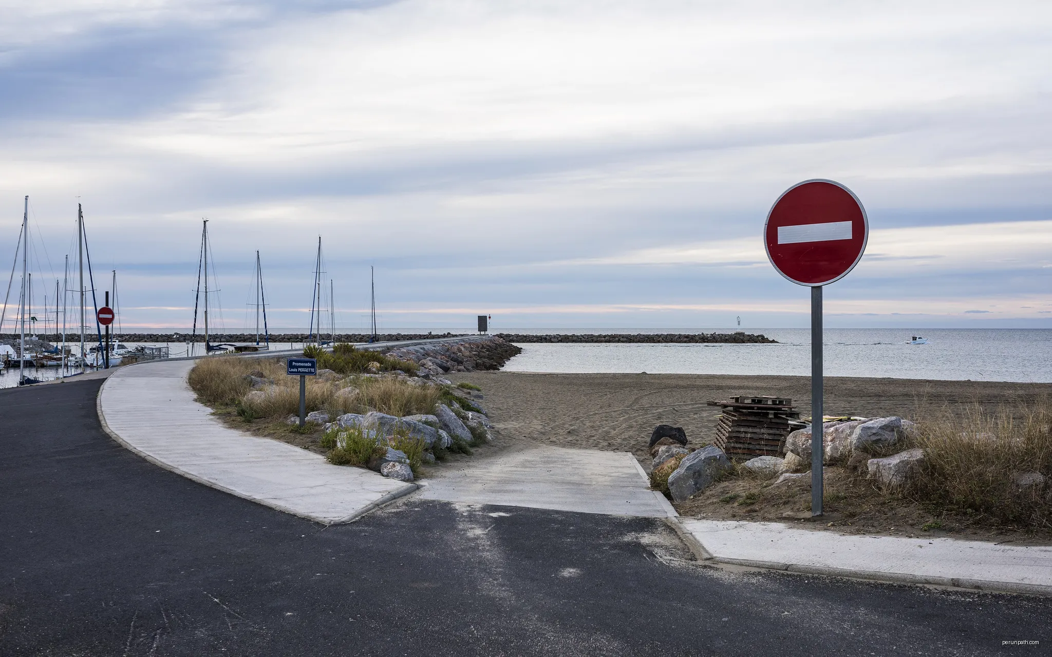 Promenade Louis Perrette and a beach. Sète, Hérault, France | Autor: Christian Ferrer | Licencja: CC BY 4.0 | Źródło: Wikimedia Commons