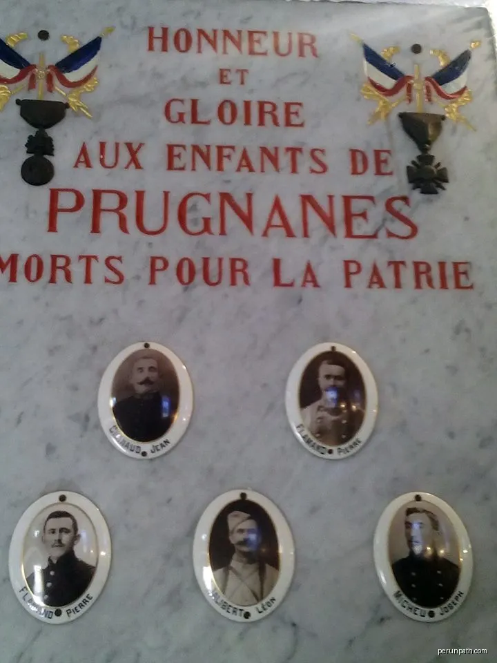 Plaque pour les morts de la Première Guerre mondiale dans l'église de Prugnanes | Autor: Bec66 | Licencja: CC BY-SA 4.0 | Źródło: Wikimedia Commons