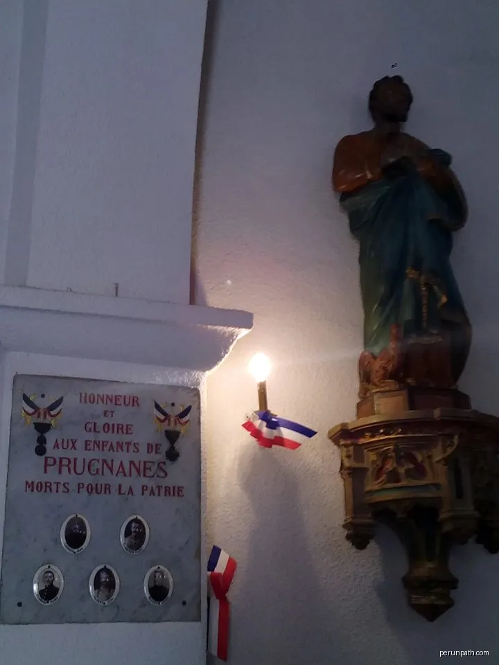 Plaque pour les morts de la Première Guerre mondiale dans l'église de Prugnanes | Autor: Bec66 | Licencja: CC BY-SA 4.0 | Źródło: Wikimedia Commons